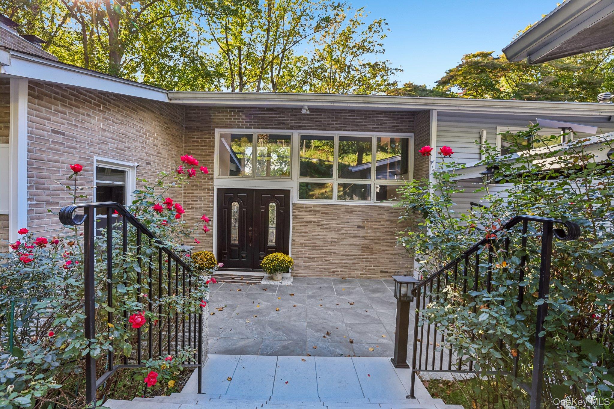 498 Winding Road Property Photo 4