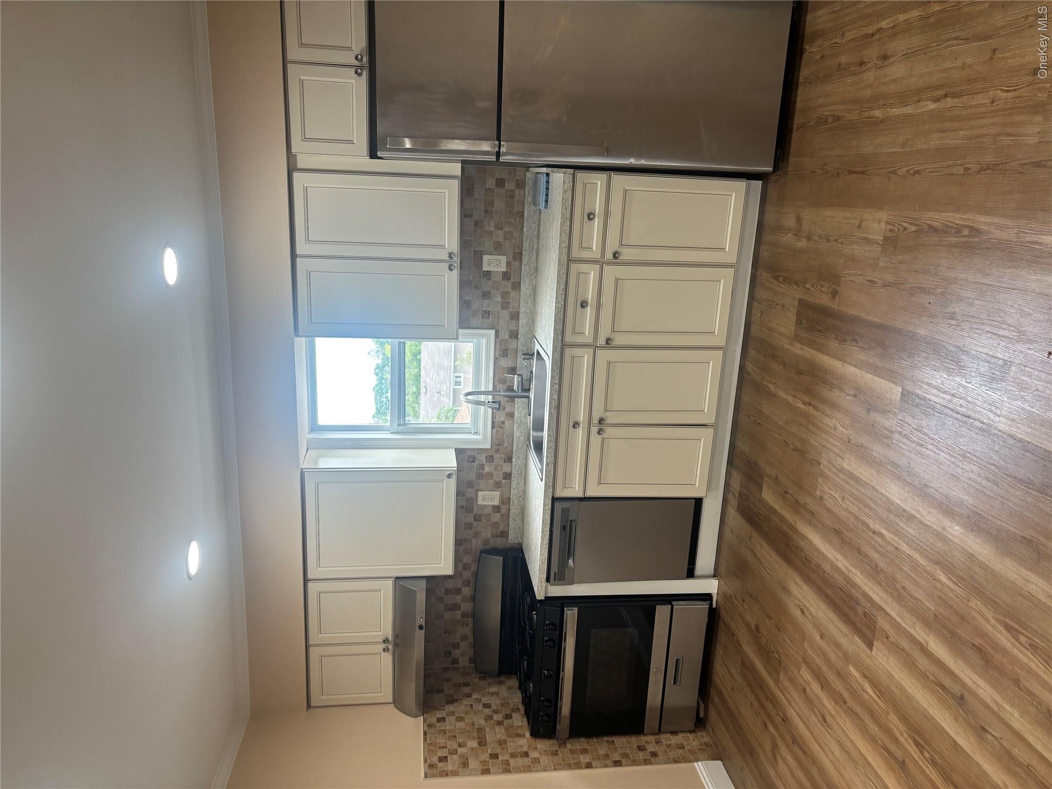 75 Carleton Avenue # 1 Property Photo 3