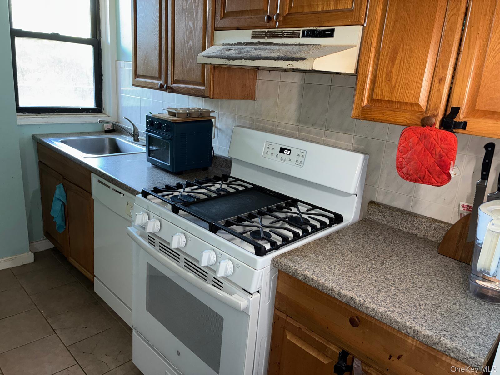 5 Oakdale Manor B22 Property Photo 2