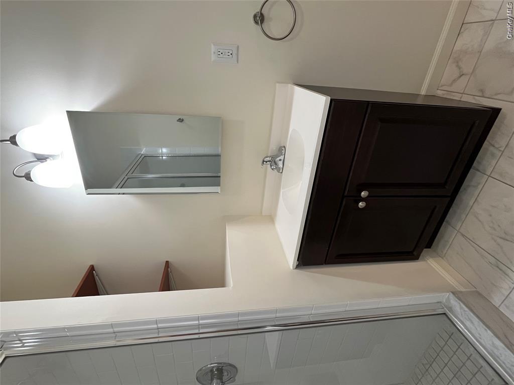 73 Webster Ave A Property Photo 7