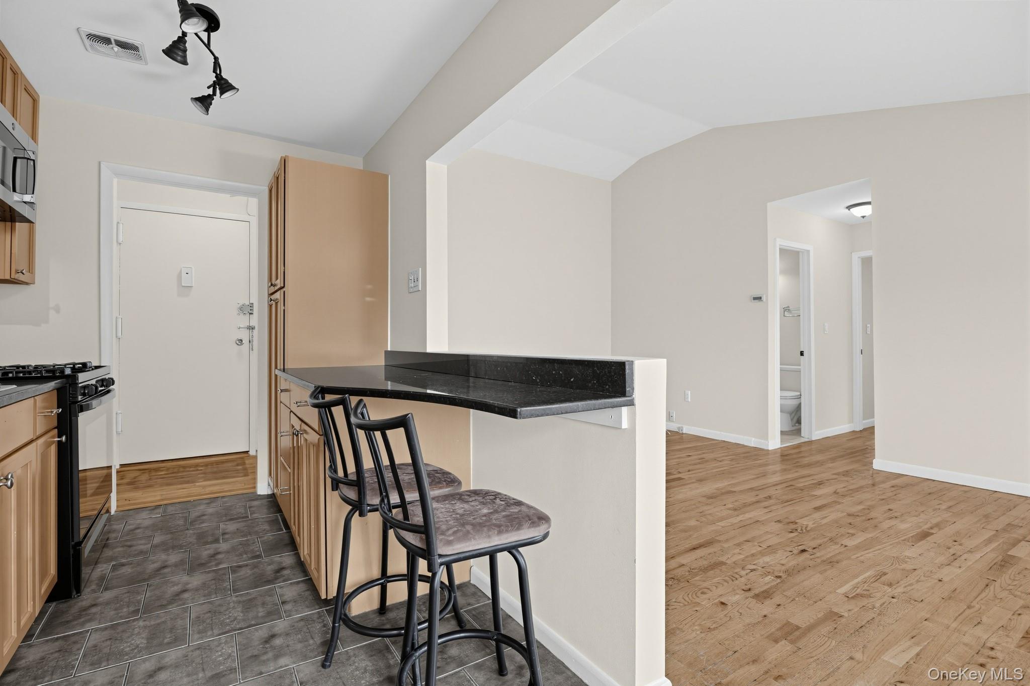 828 Pelhamdale Avenue 4l Property Photo 6