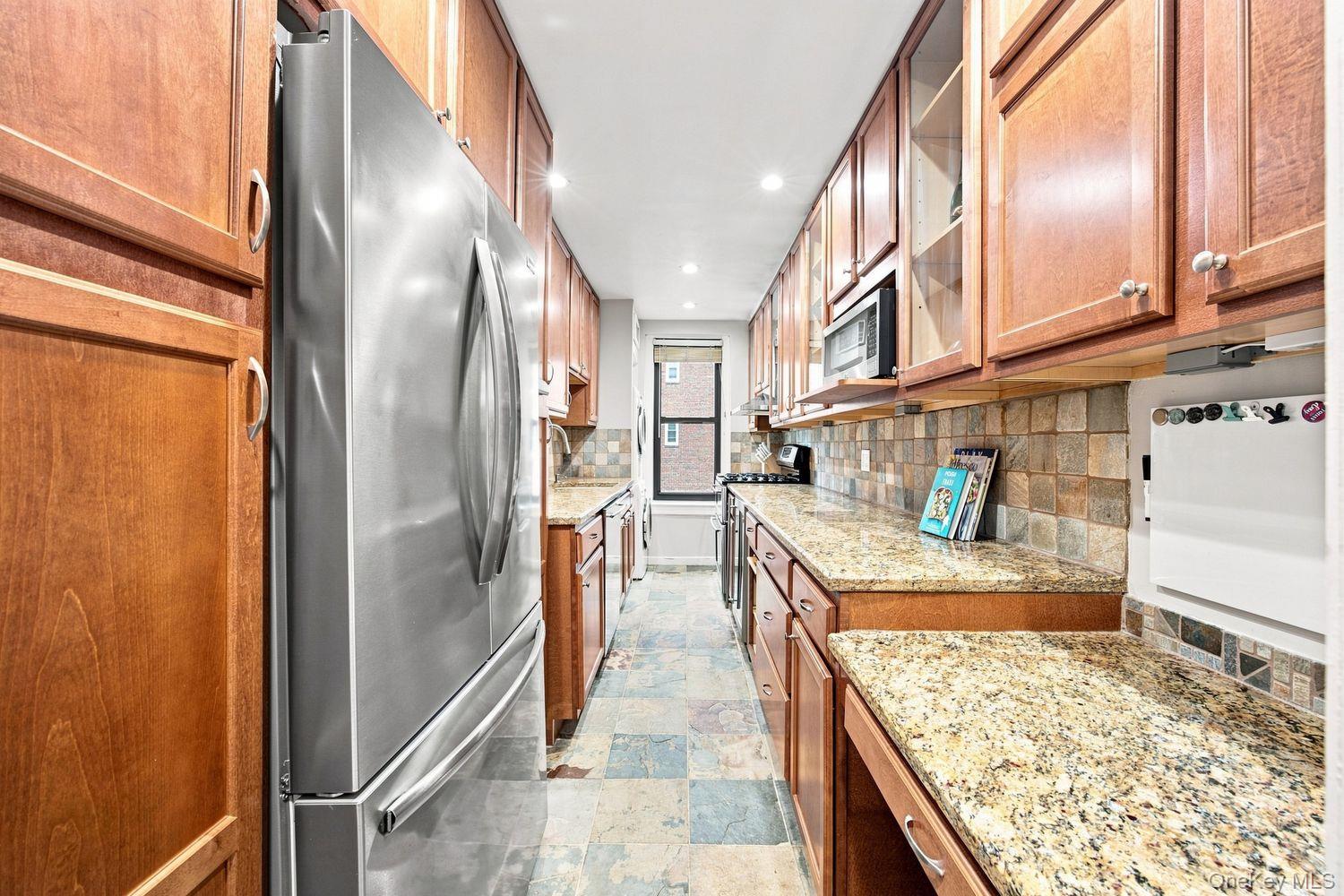 246 Bronxville Road I2 Property Photo 4