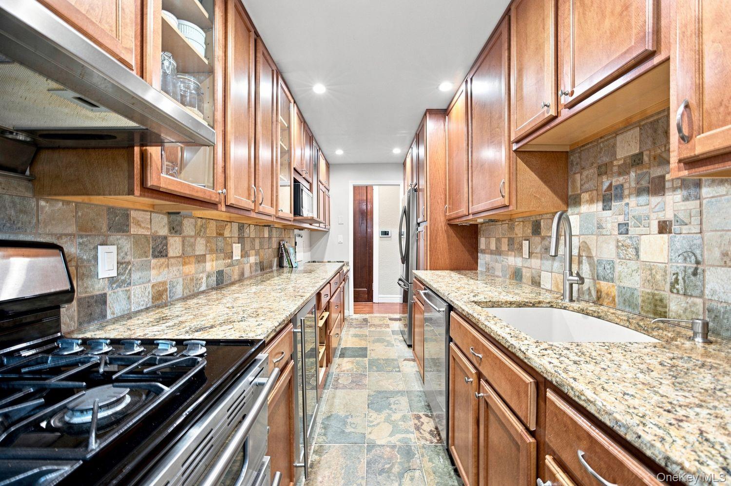 246 Bronxville Road I2 Property Photo 5