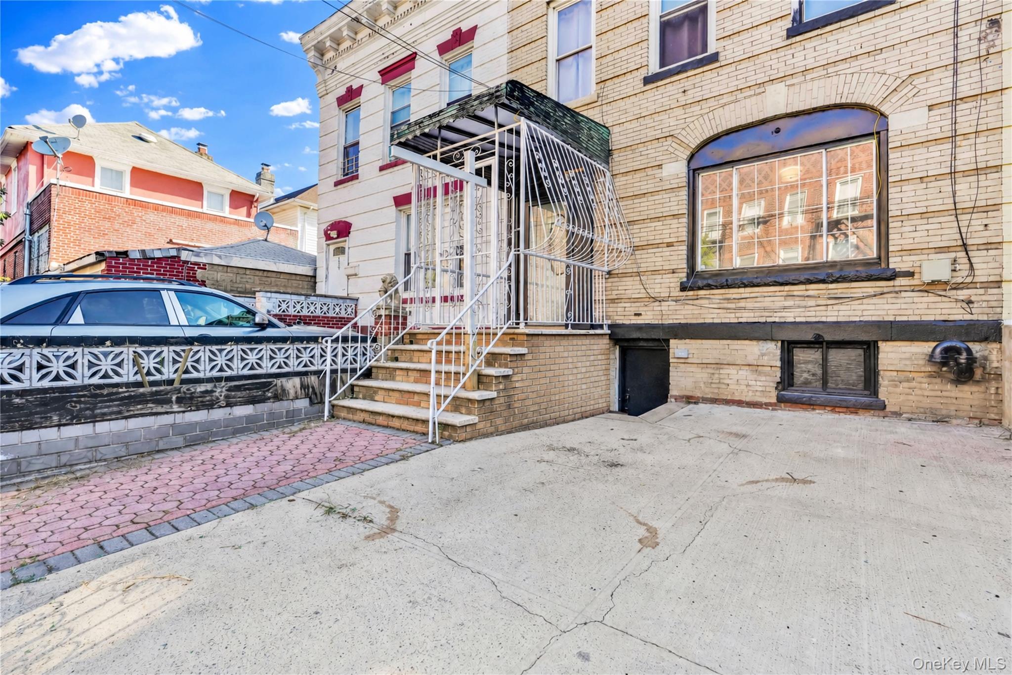 341 E 51st Street Property Photo 2