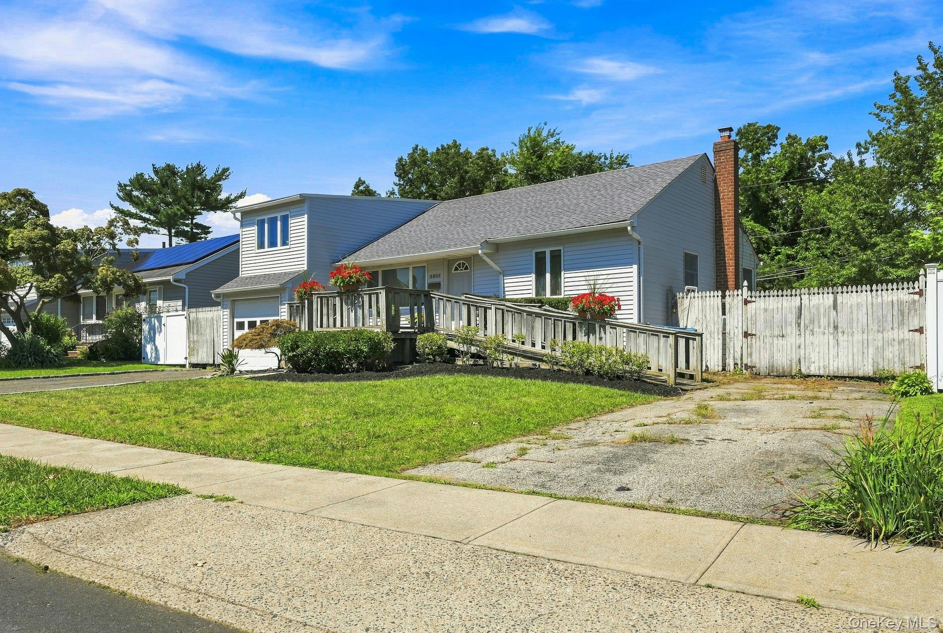 3905 Clove Court Property Photo 4