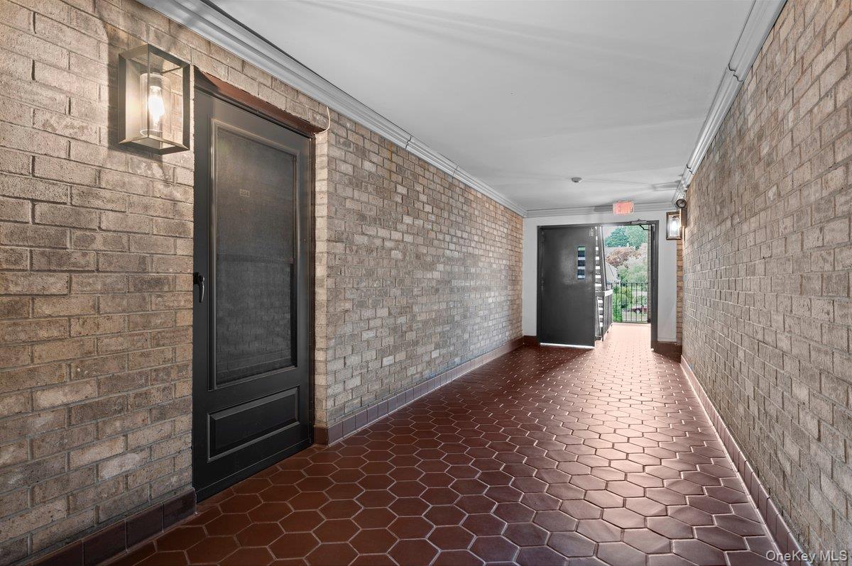 89 N Broadway 204 Property Photo 3