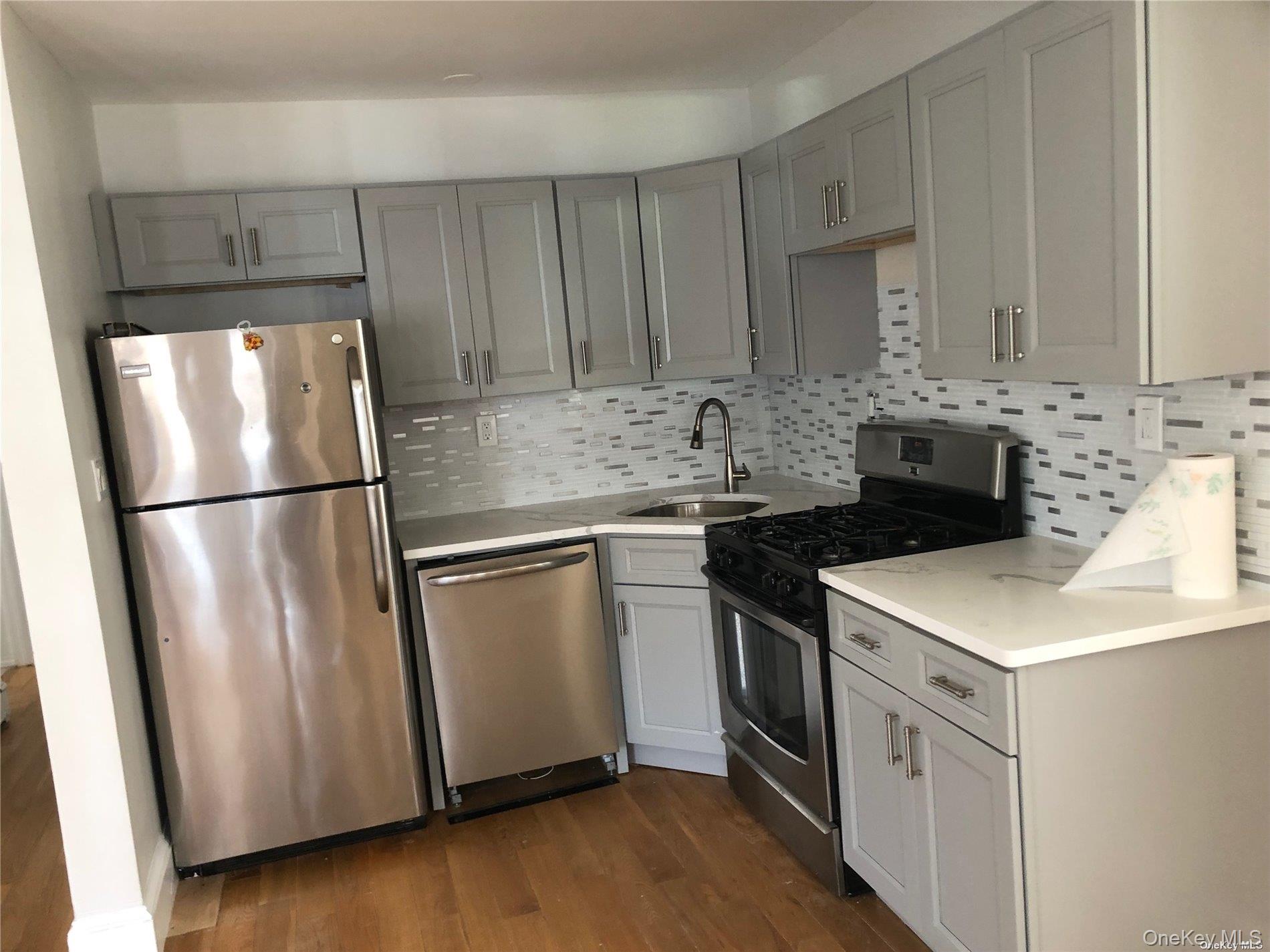 147 E Walnut Street Upper Property Photo 2