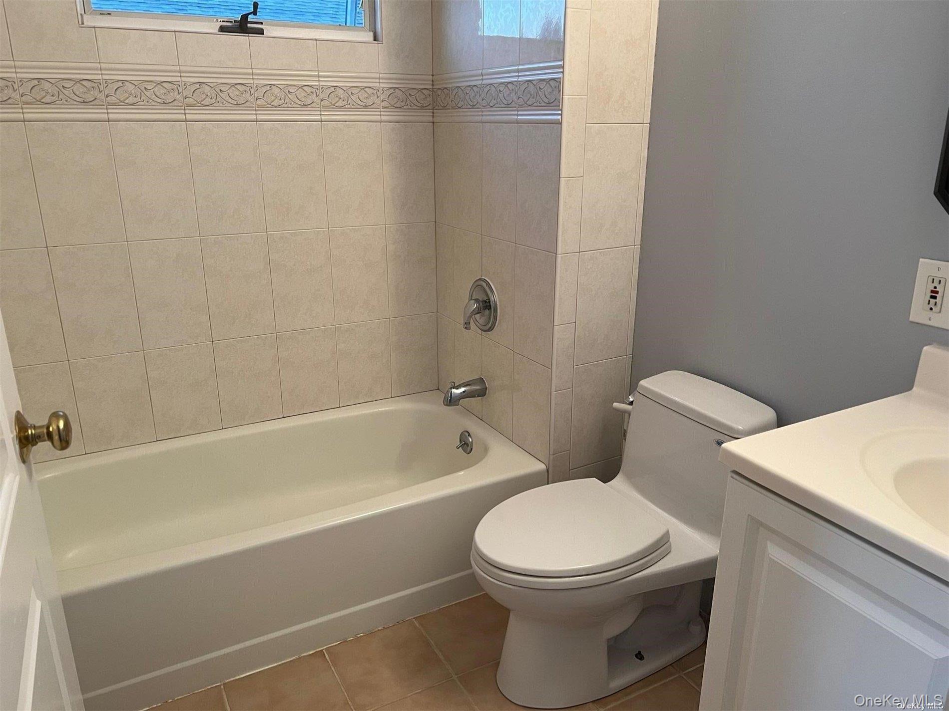 563 Neptune Boulevard Upper Property Photo 5