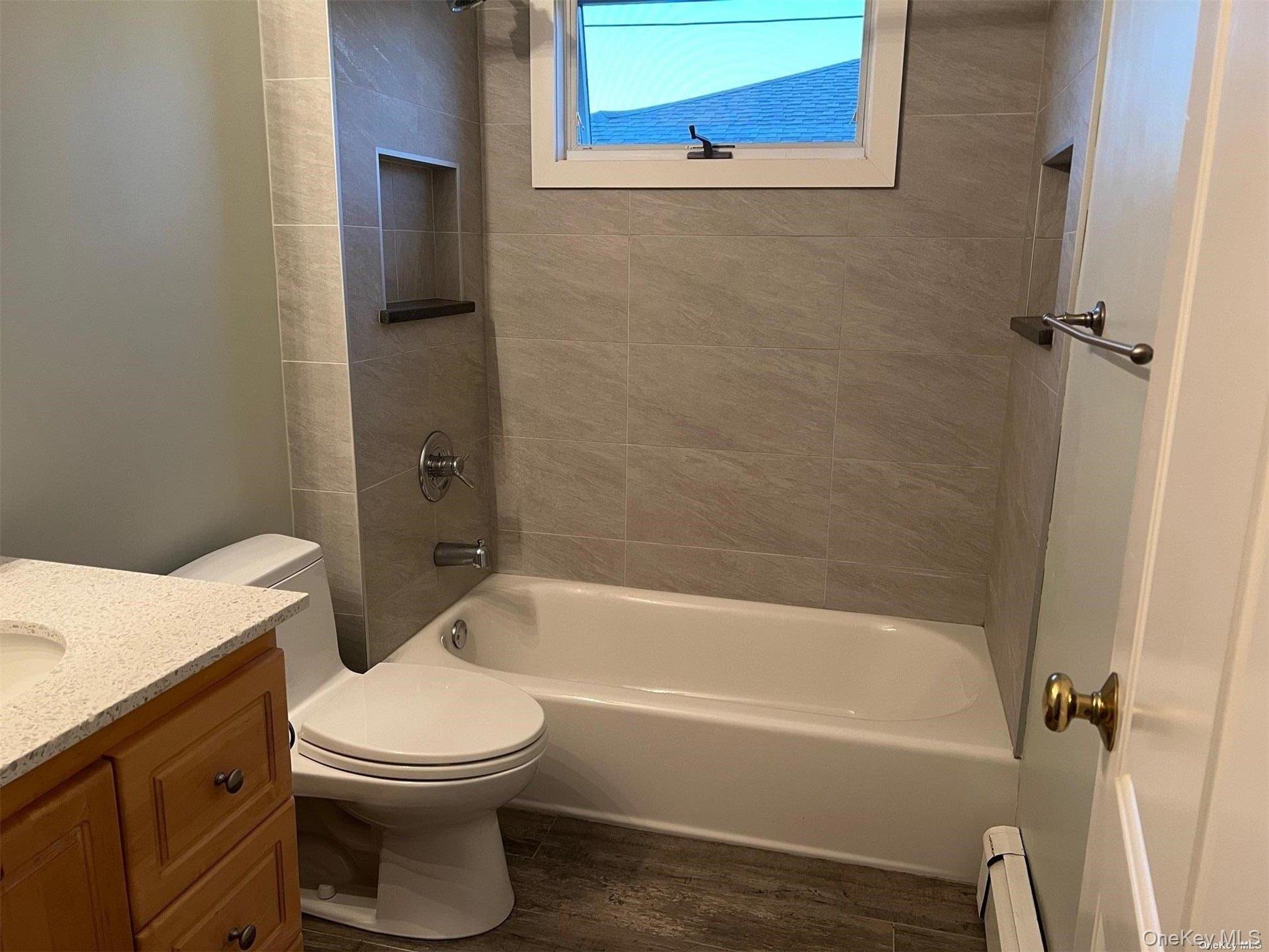 563 Neptune Boulevard Upper Property Photo 8