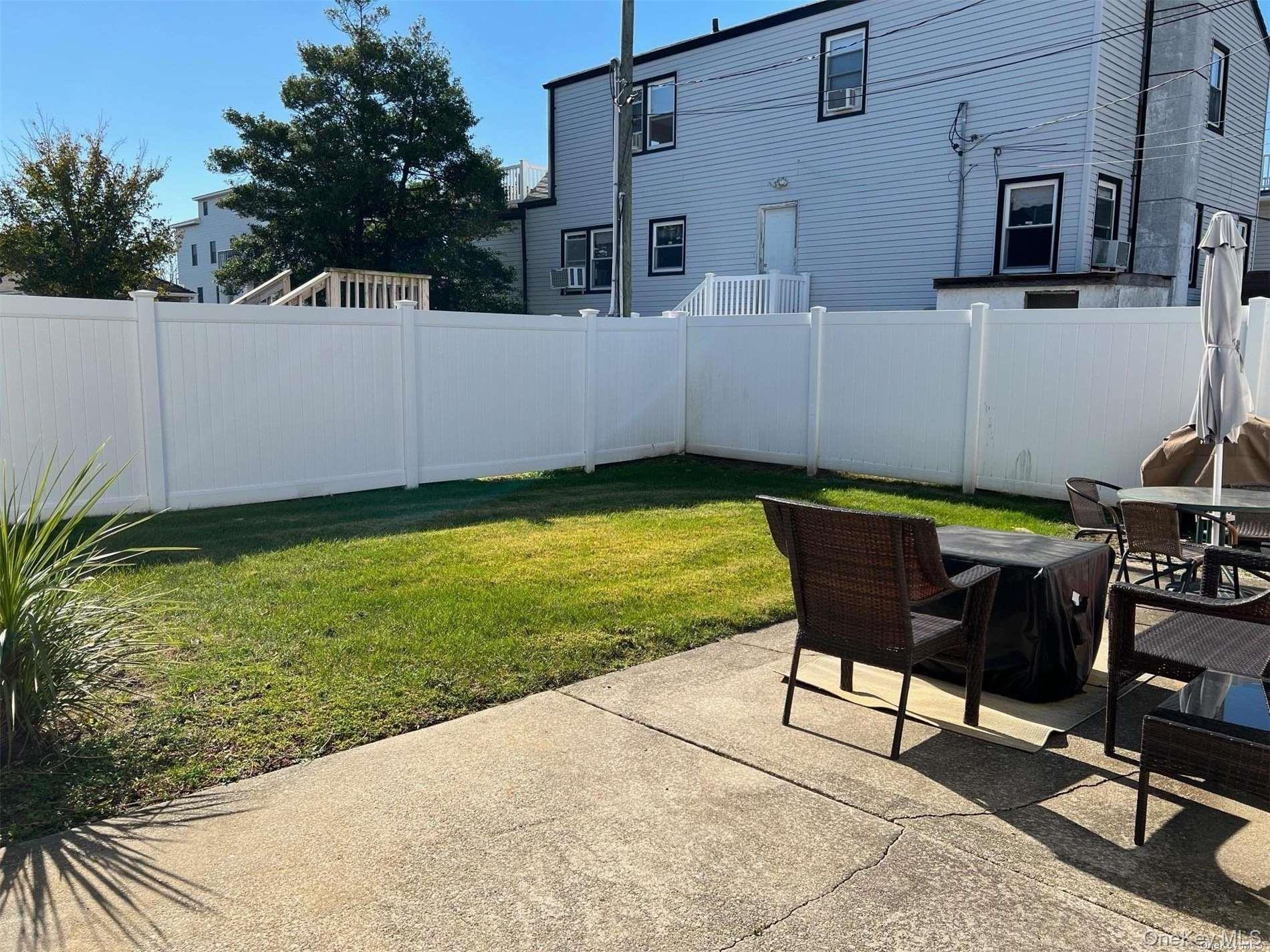 563 Neptune Boulevard Upper Property Photo 9