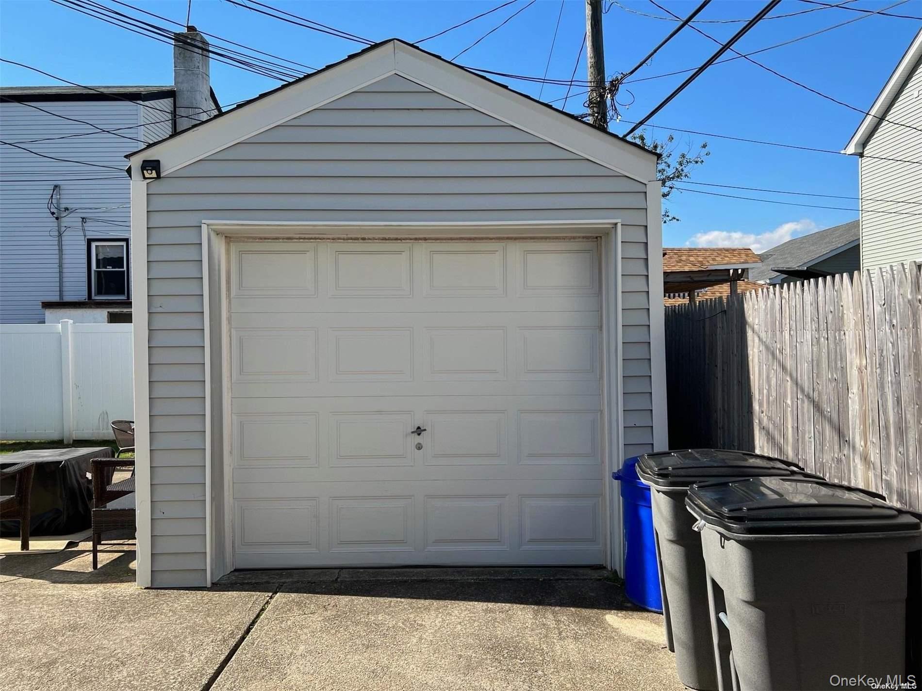 563 Neptune Boulevard Upper Property Photo 10