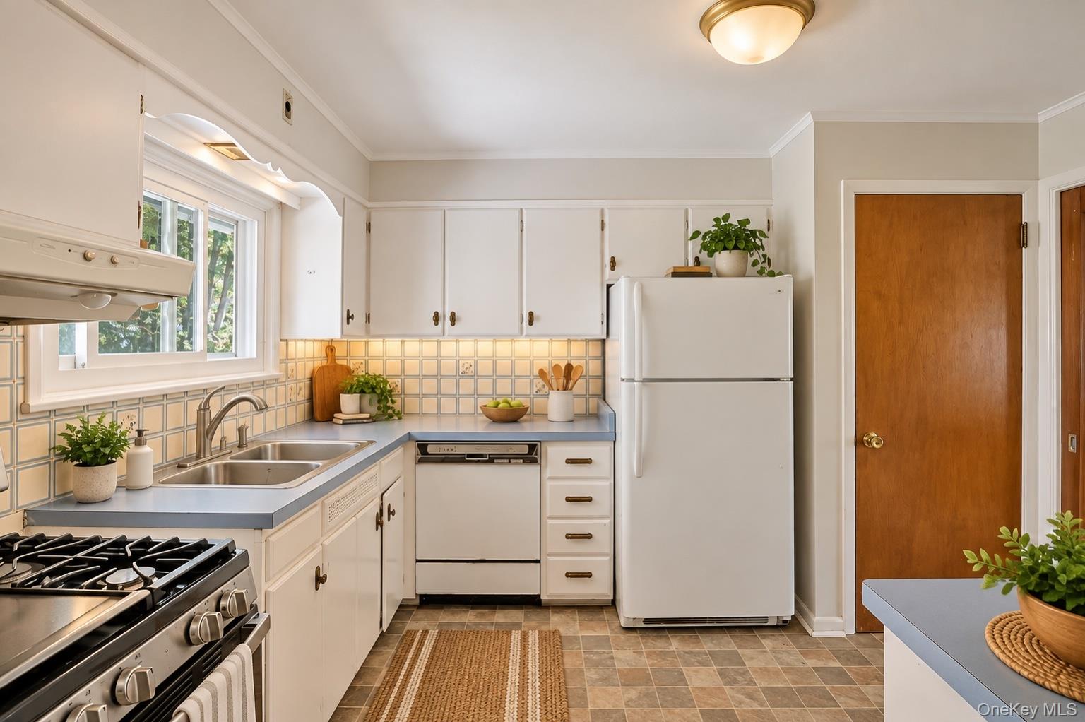 10 Eastland Avenue Property Photo 15