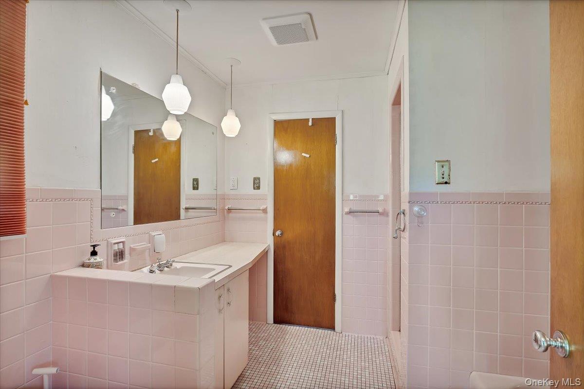 10 Eastland Avenue Property Photo 23