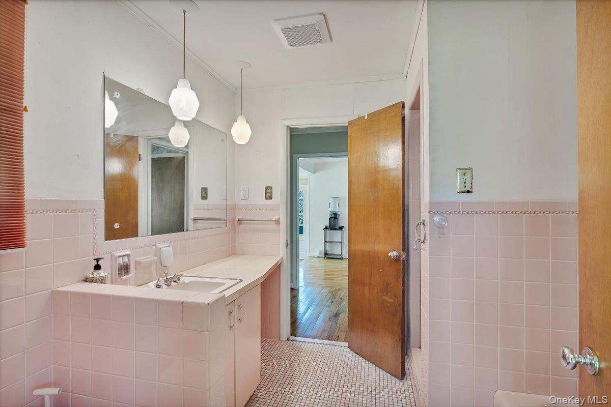 10 Eastland Avenue Property Photo 24