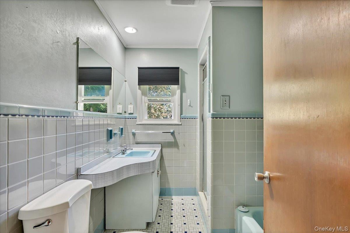10 Eastland Avenue Property Photo 26