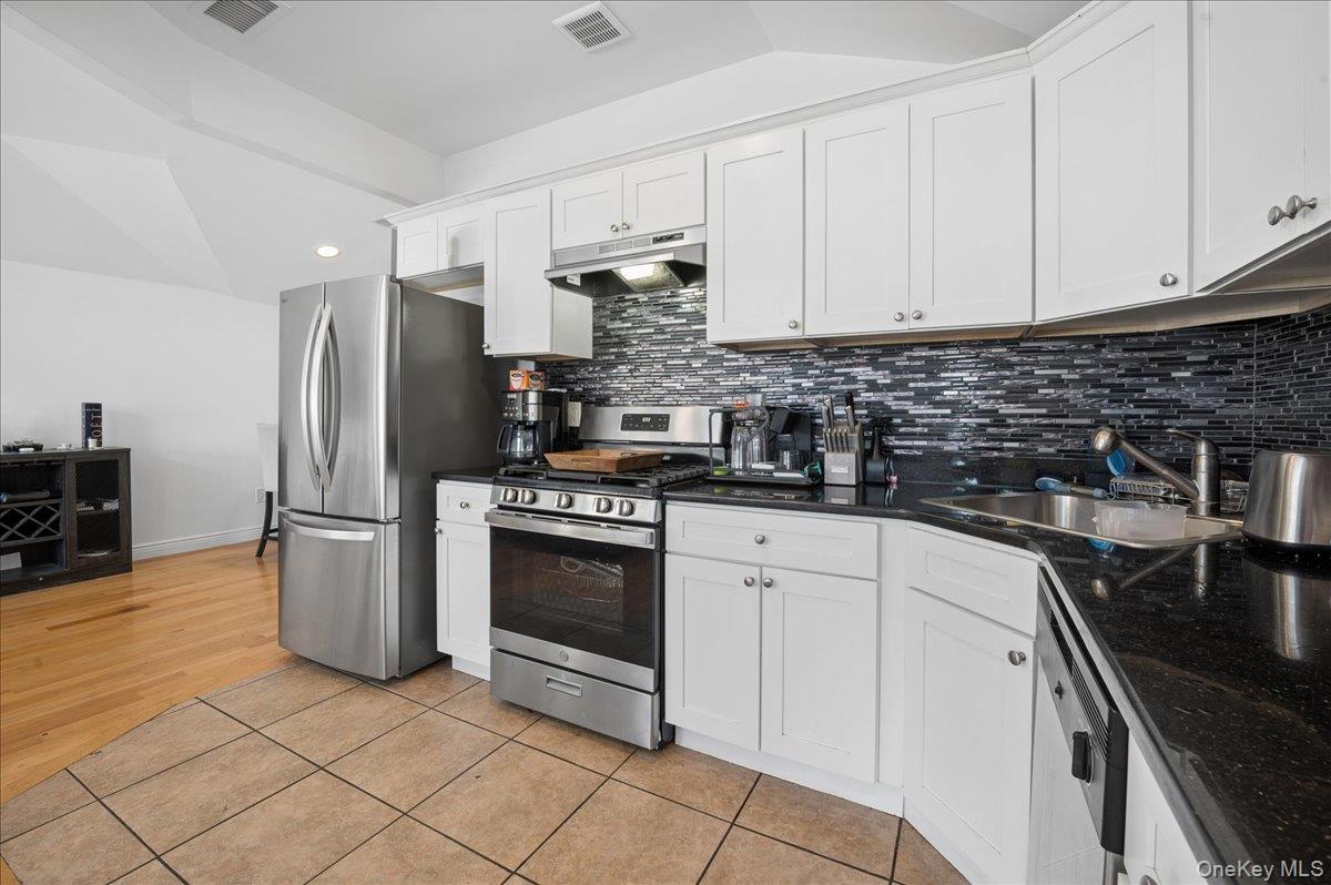 290 Zerega Avenue Property Photo 9