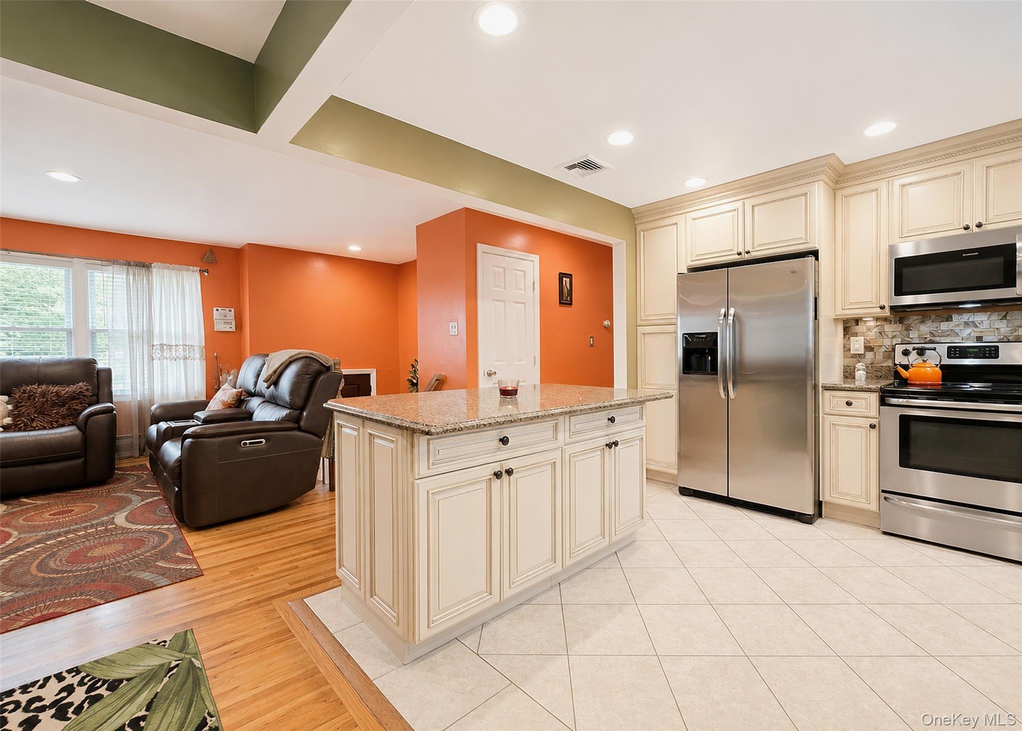 1028 Union Boulevard Property Photo 4