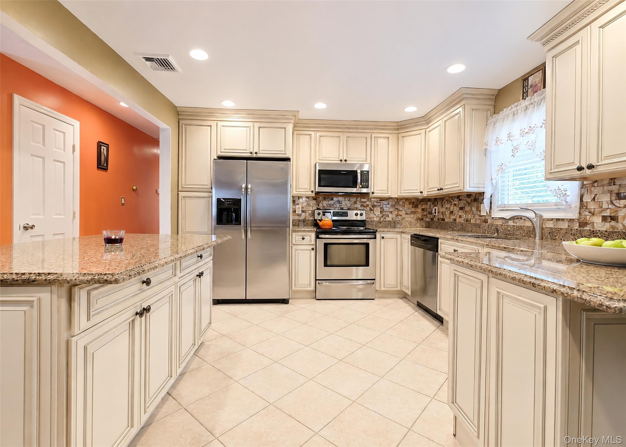 1028 Union Boulevard Property Photo 5