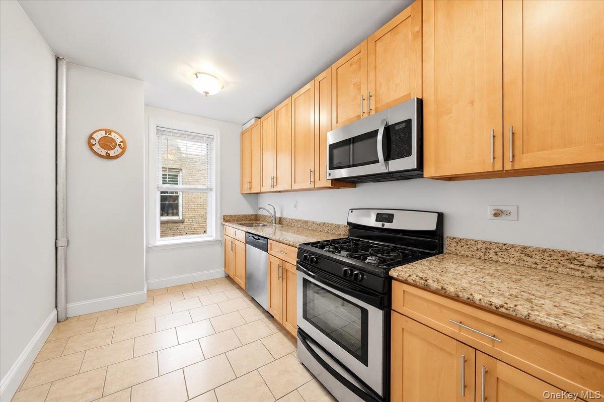 811 Walton Avenue E18 Property Photo 7