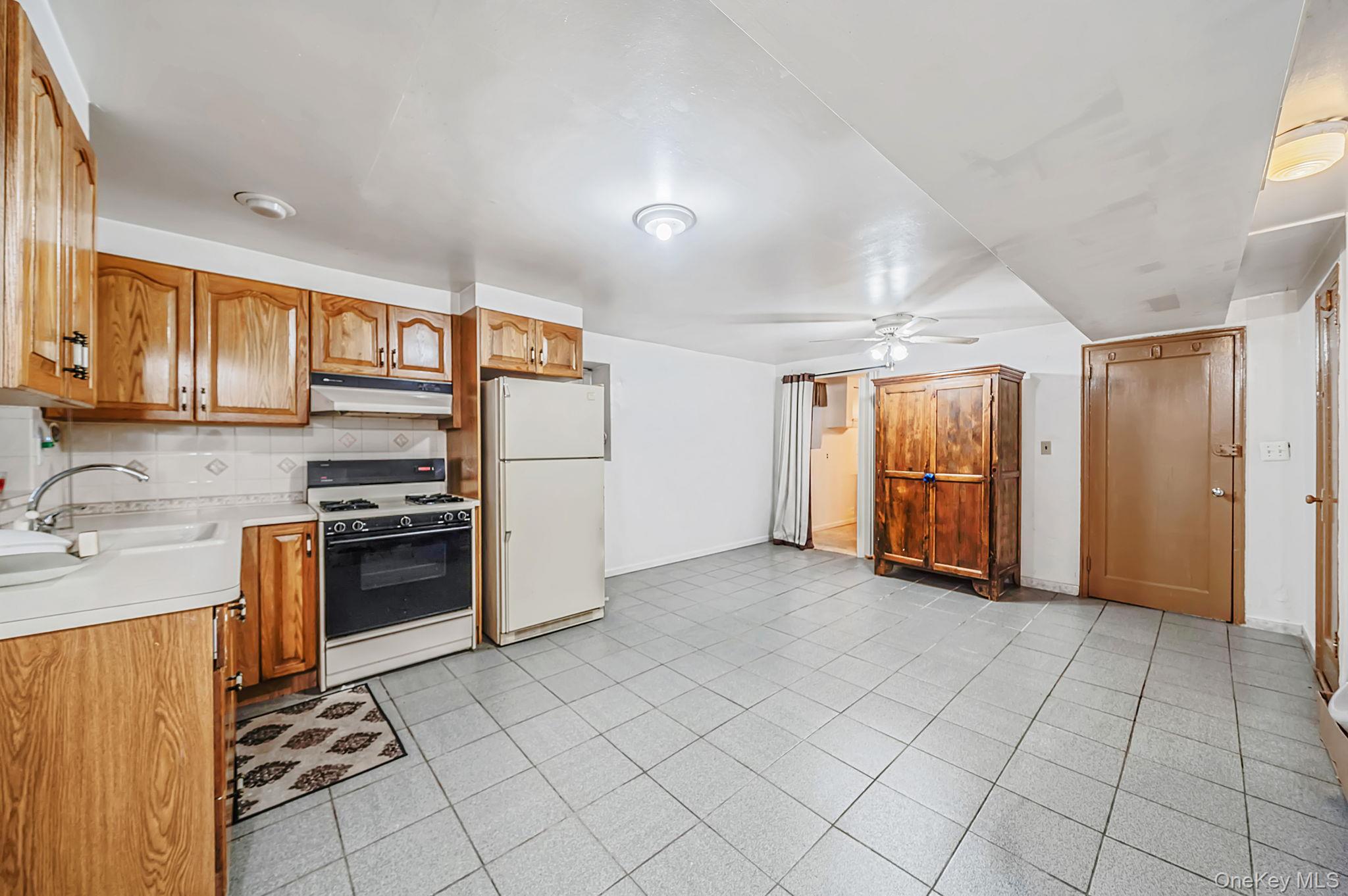 1610 Paulding Avenue Property Photo 24