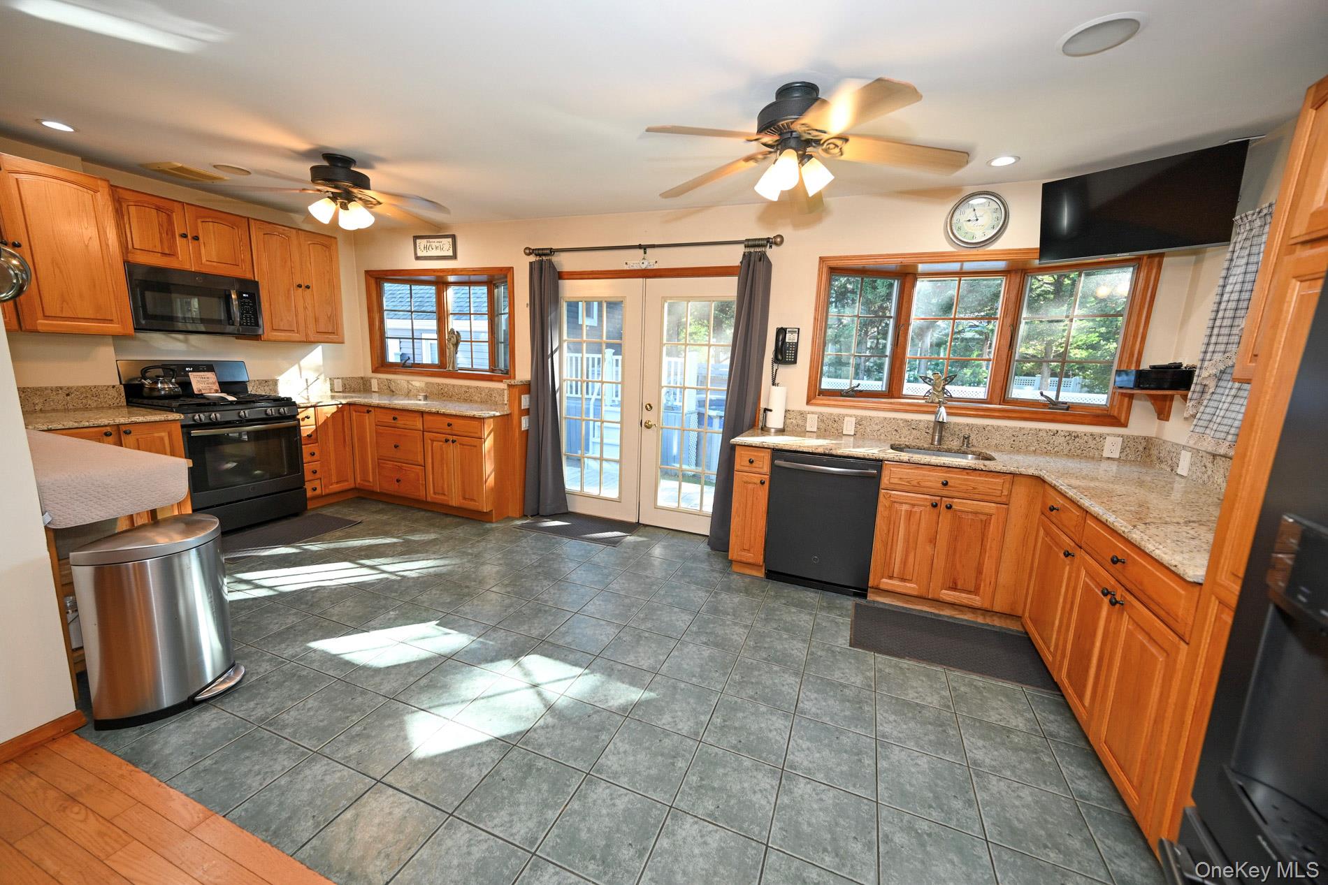 2297 Girard Place Property Photo 5