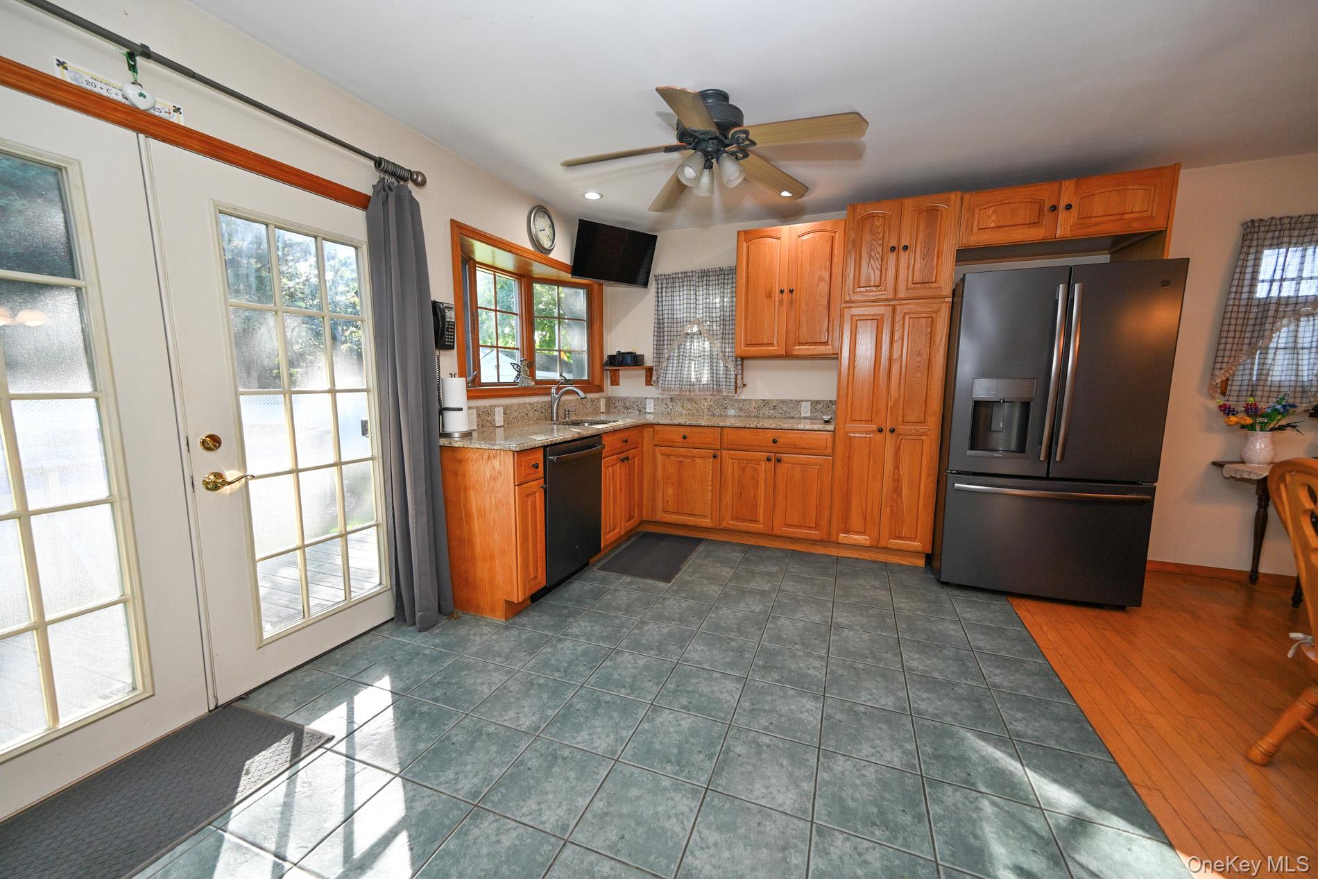 2297 Girard Place Property Photo 8