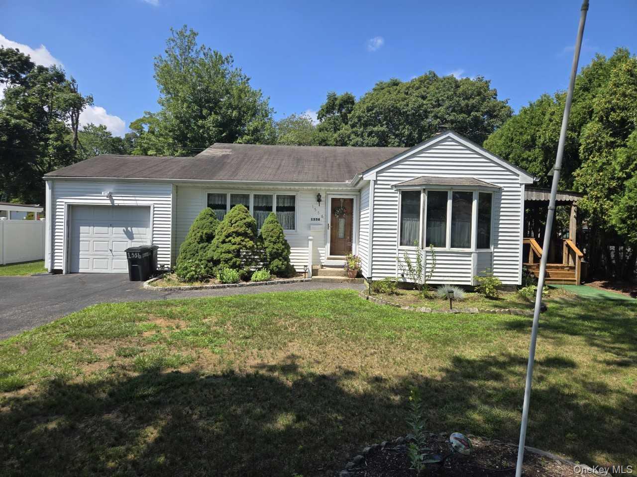 1556 N Gardiner Drive Property Photo 1