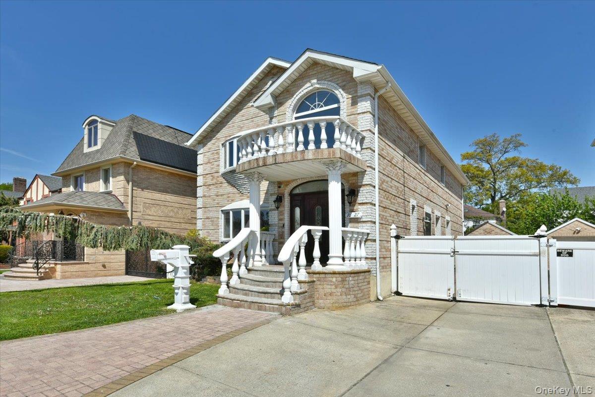 7627 175th Street Property Photo 2