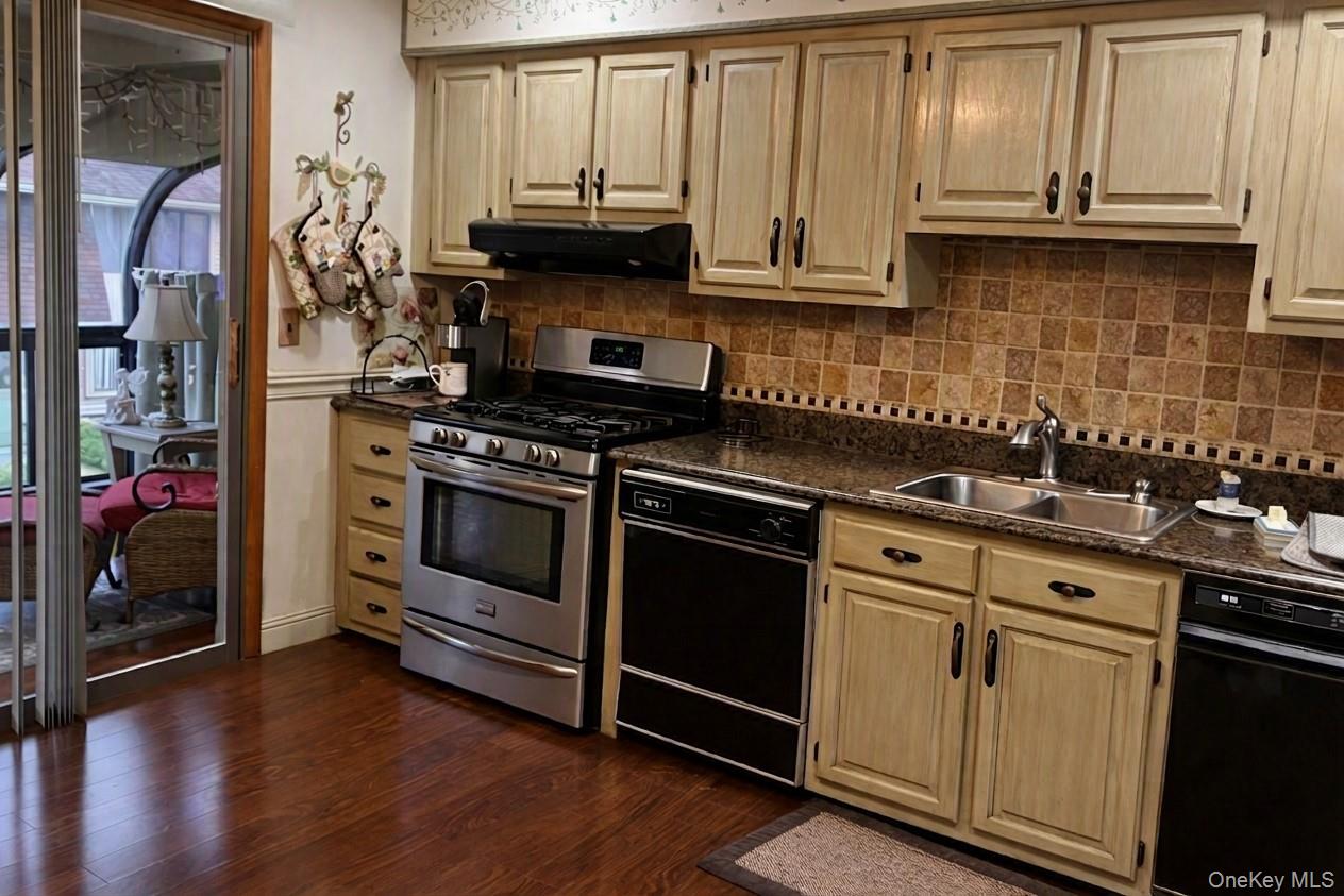 20 Laurel Avenue 60 Property Photo 3