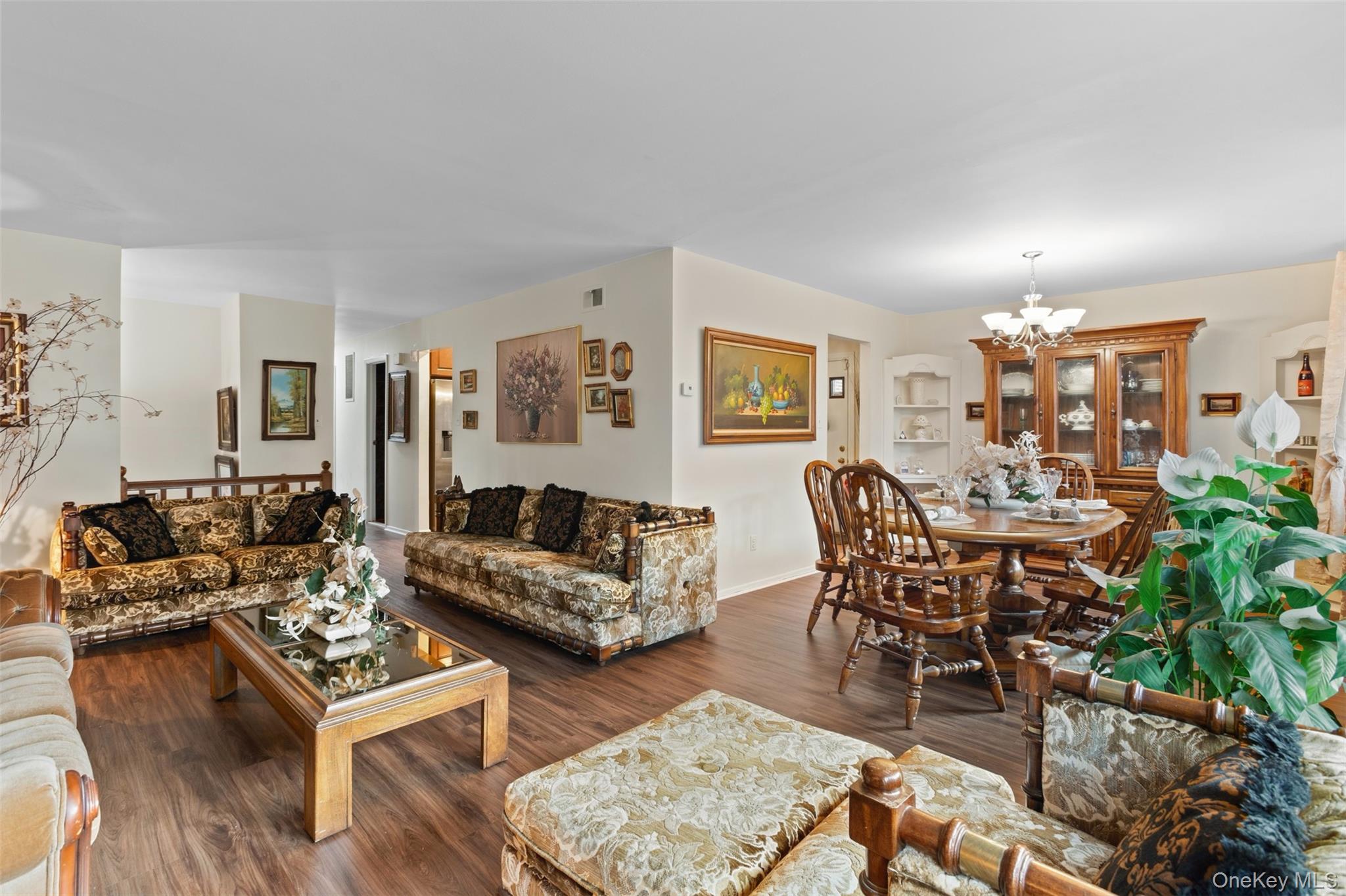 552 Briar Place Property Photo 4
