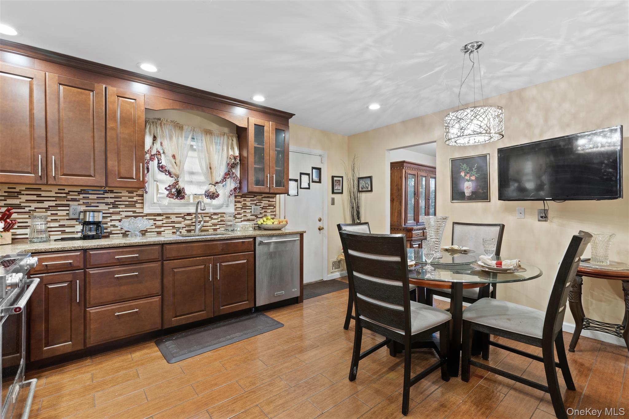 552 Briar Place Property Photo 7