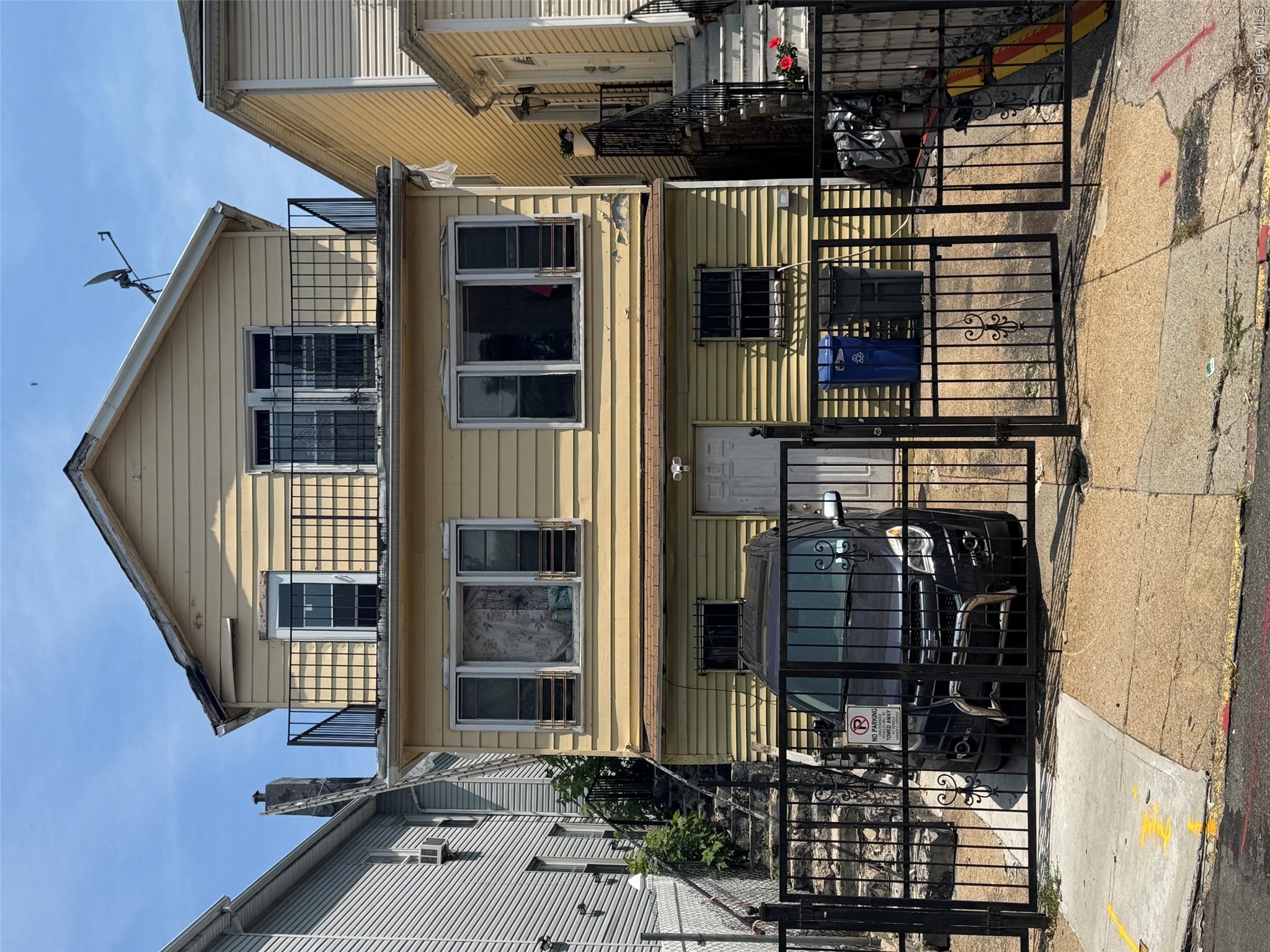 1914 Hennessy Place Property Photo 1