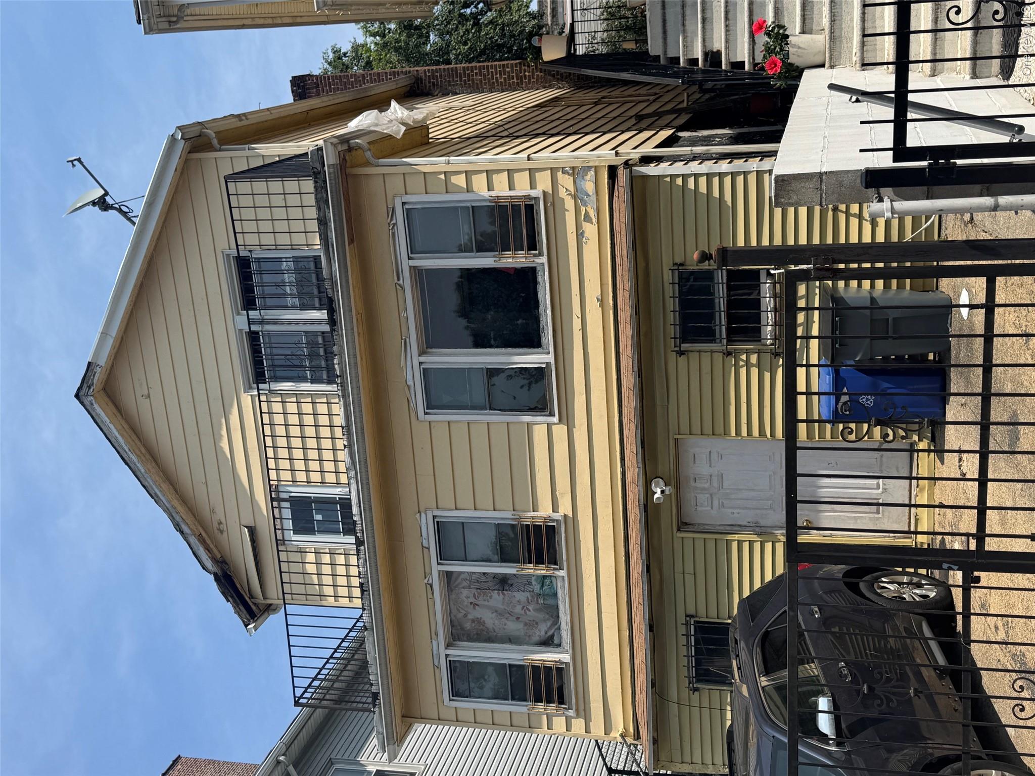 1914 Hennessy Place Property Photo 3
