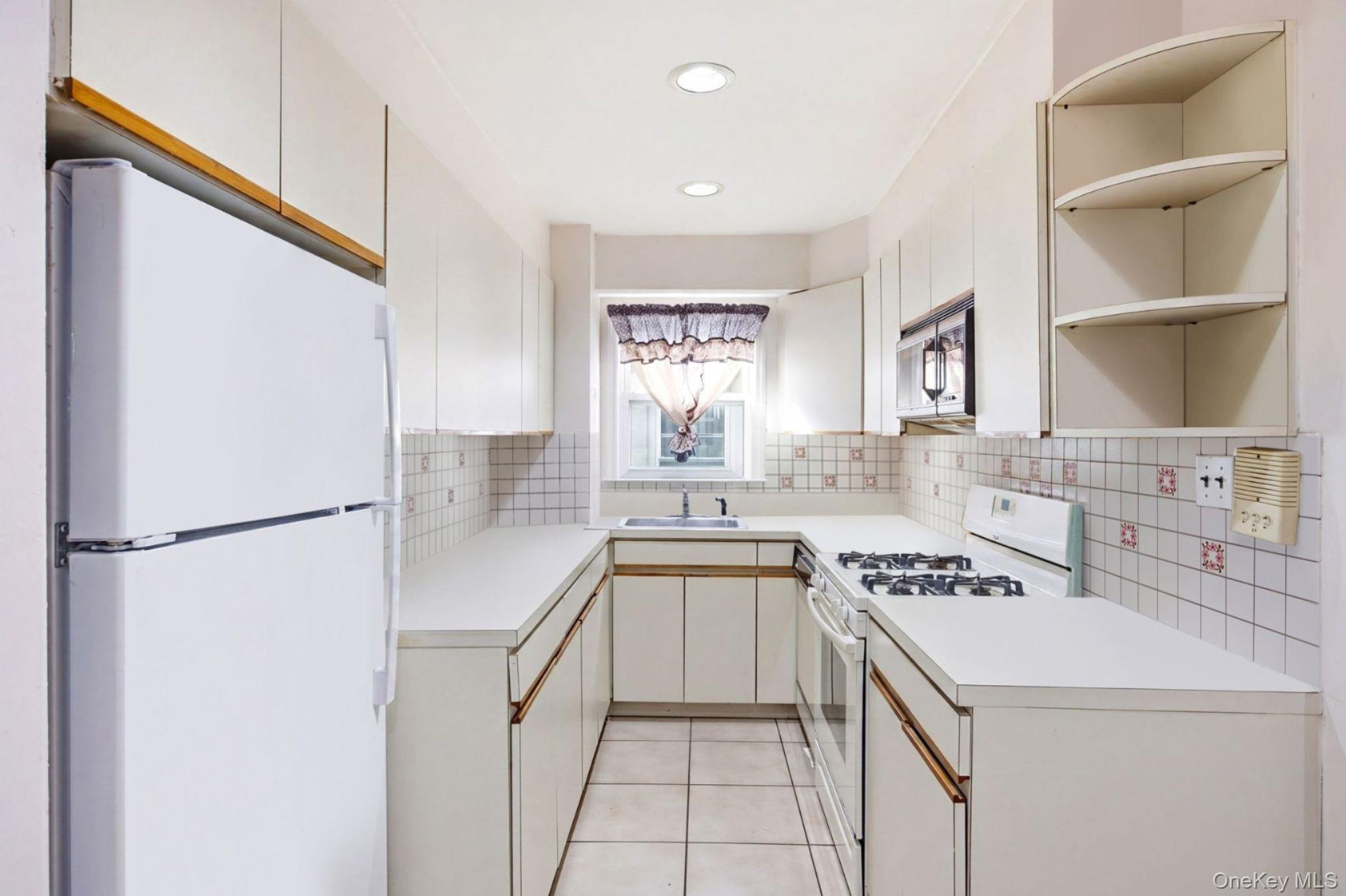 21-08 Ditmars Boulevard Property Photo 22