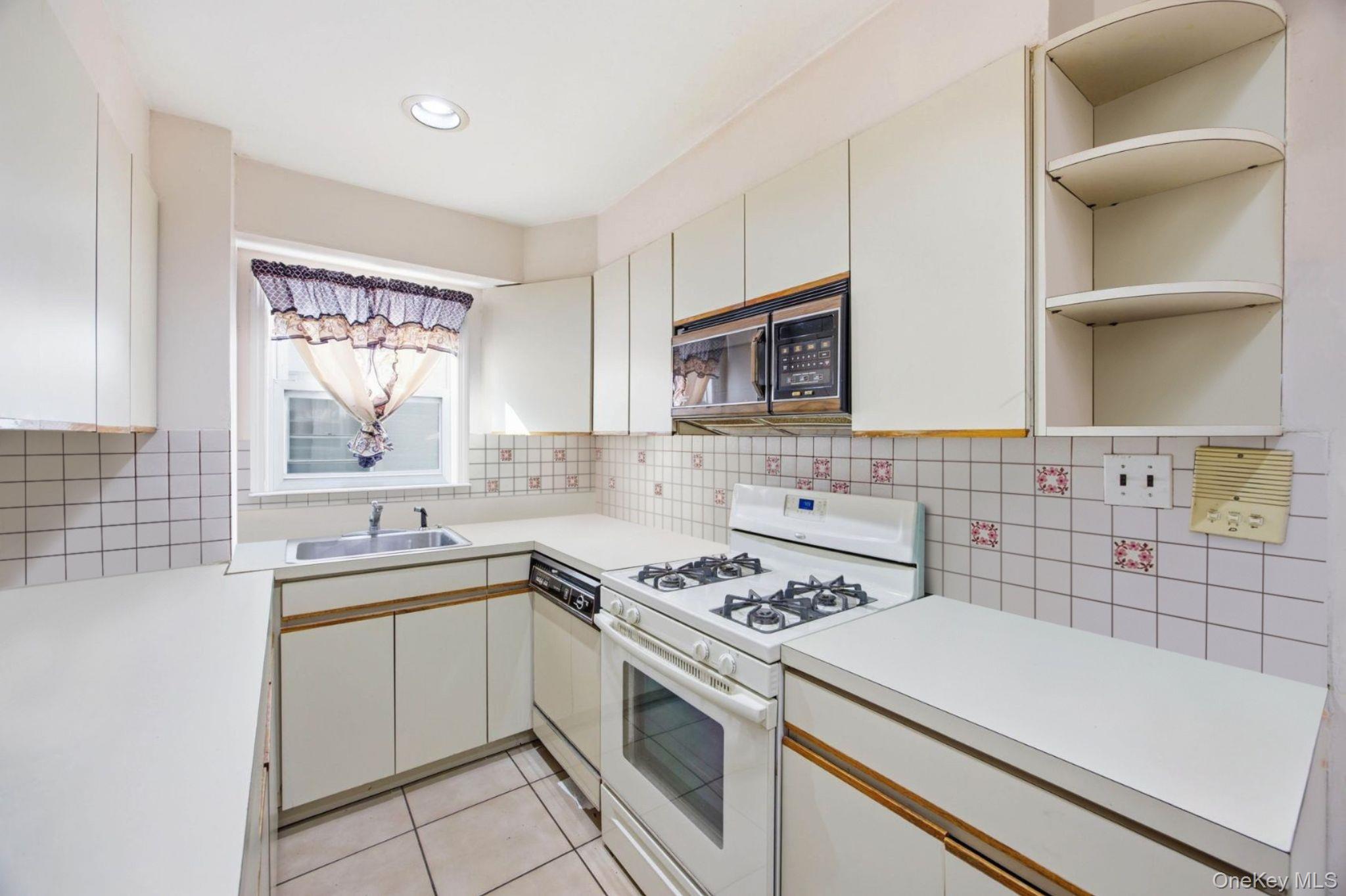 21-08 Ditmars Boulevard Property Photo 23