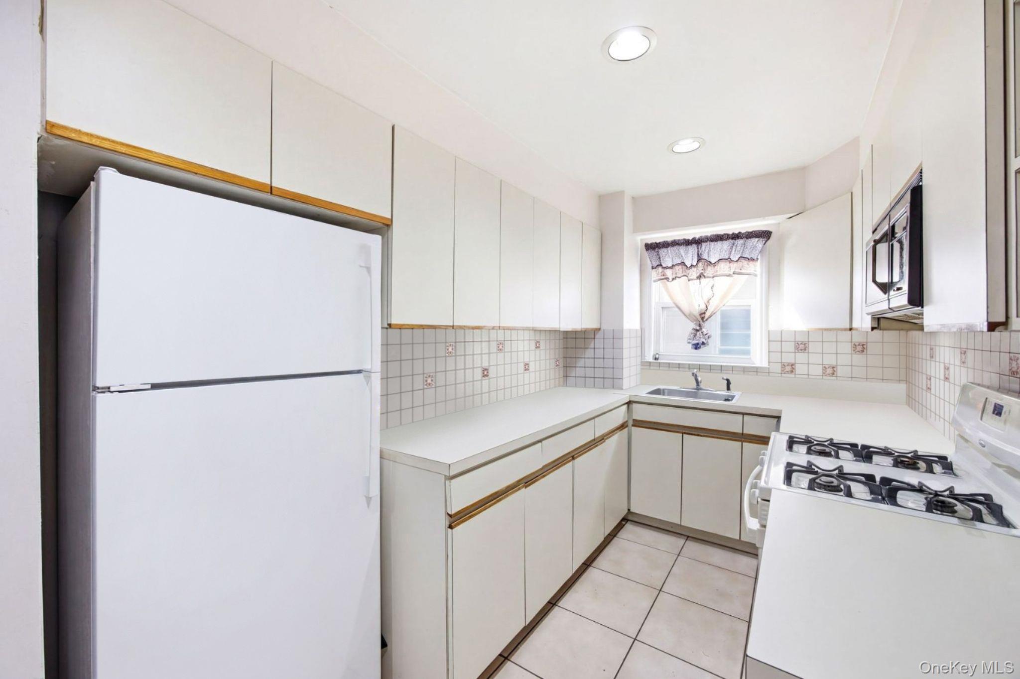 21-08 Ditmars Boulevard Property Photo 24