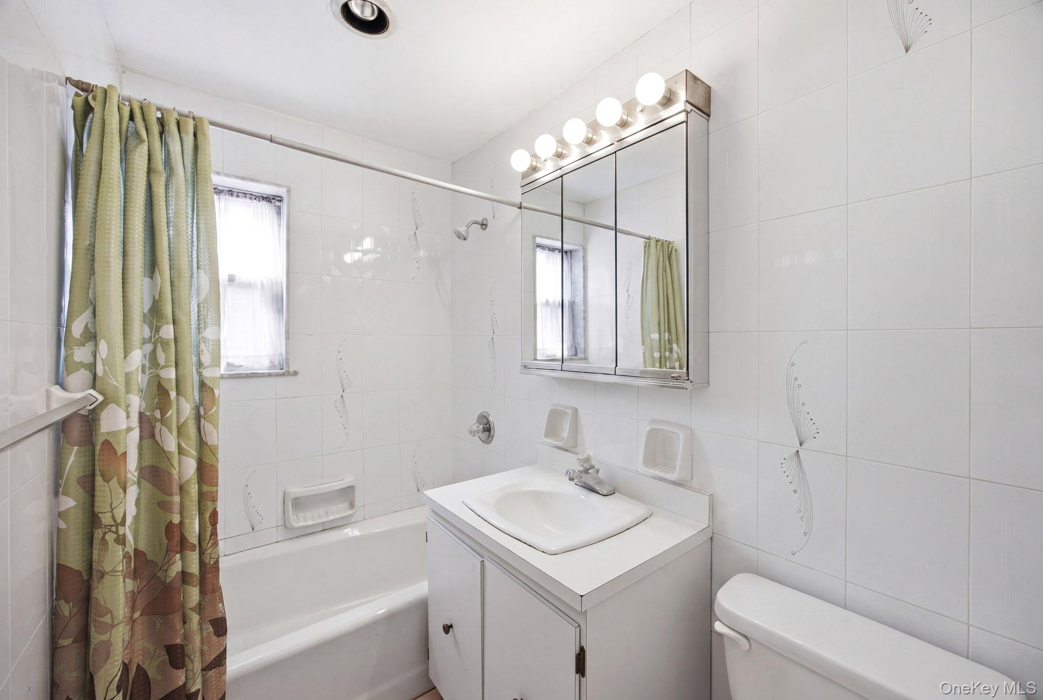 21-08 Ditmars Boulevard Property Photo 26
