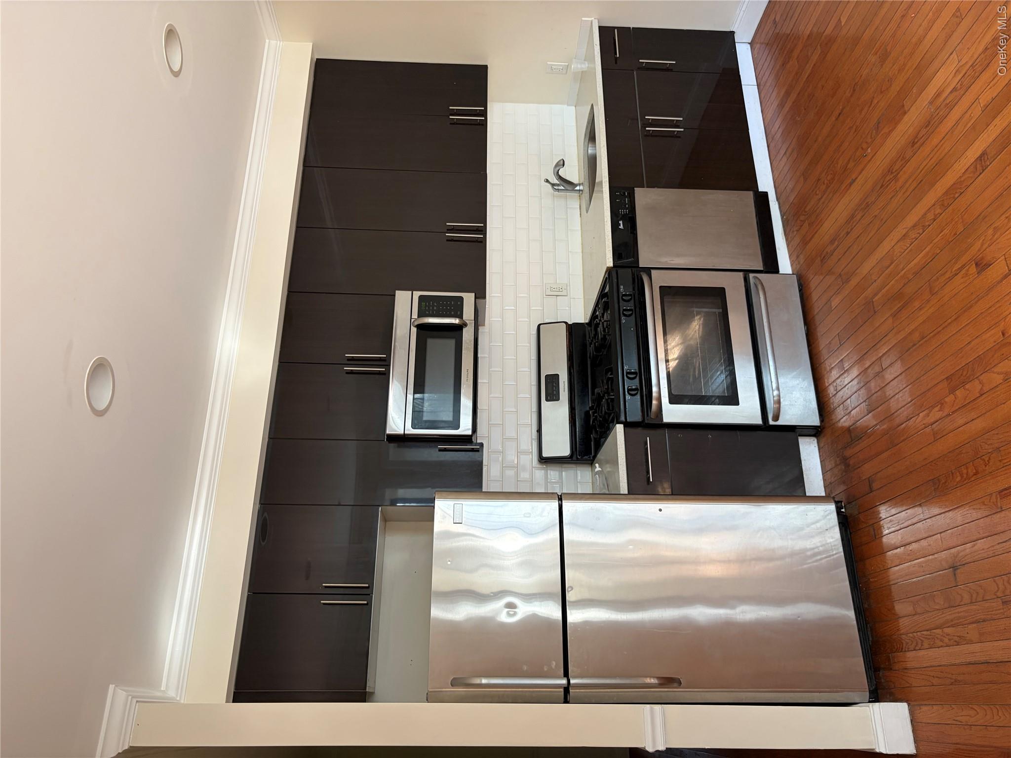 655 Hendrix Street 1 Floor Property Photo 2