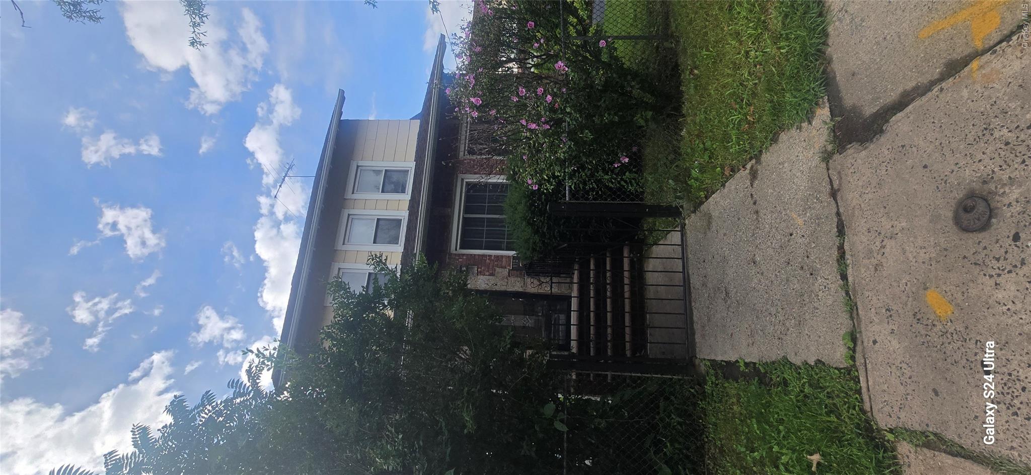 112 E 4th Street Property Photo 4