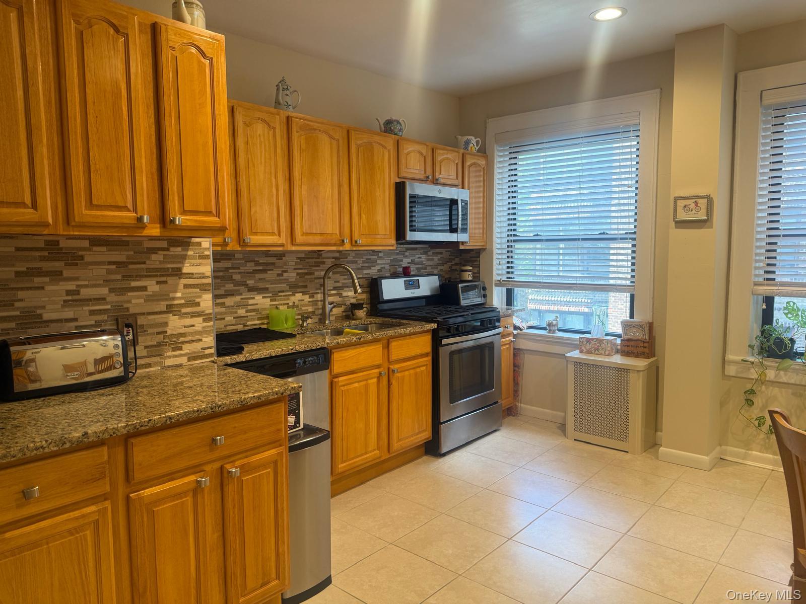 29 Woodmere Boulevard 2-b Property Photo 14