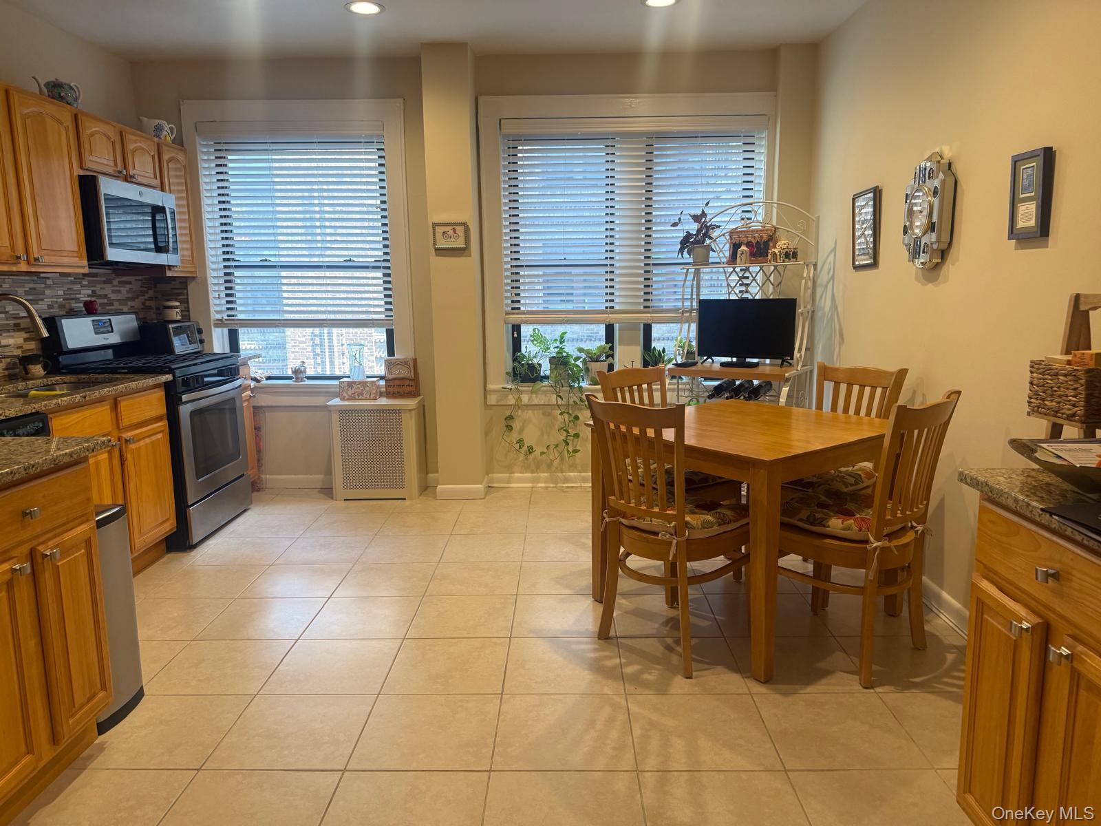 29 Woodmere Boulevard 2-b Property Photo 16