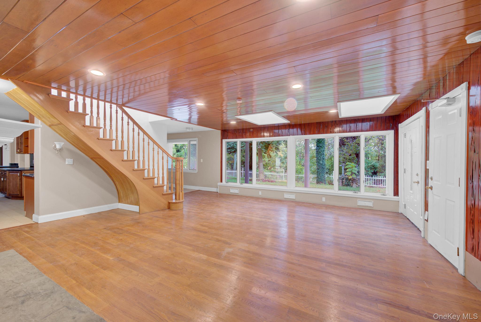 549 Woodbury Road Property Photo 8