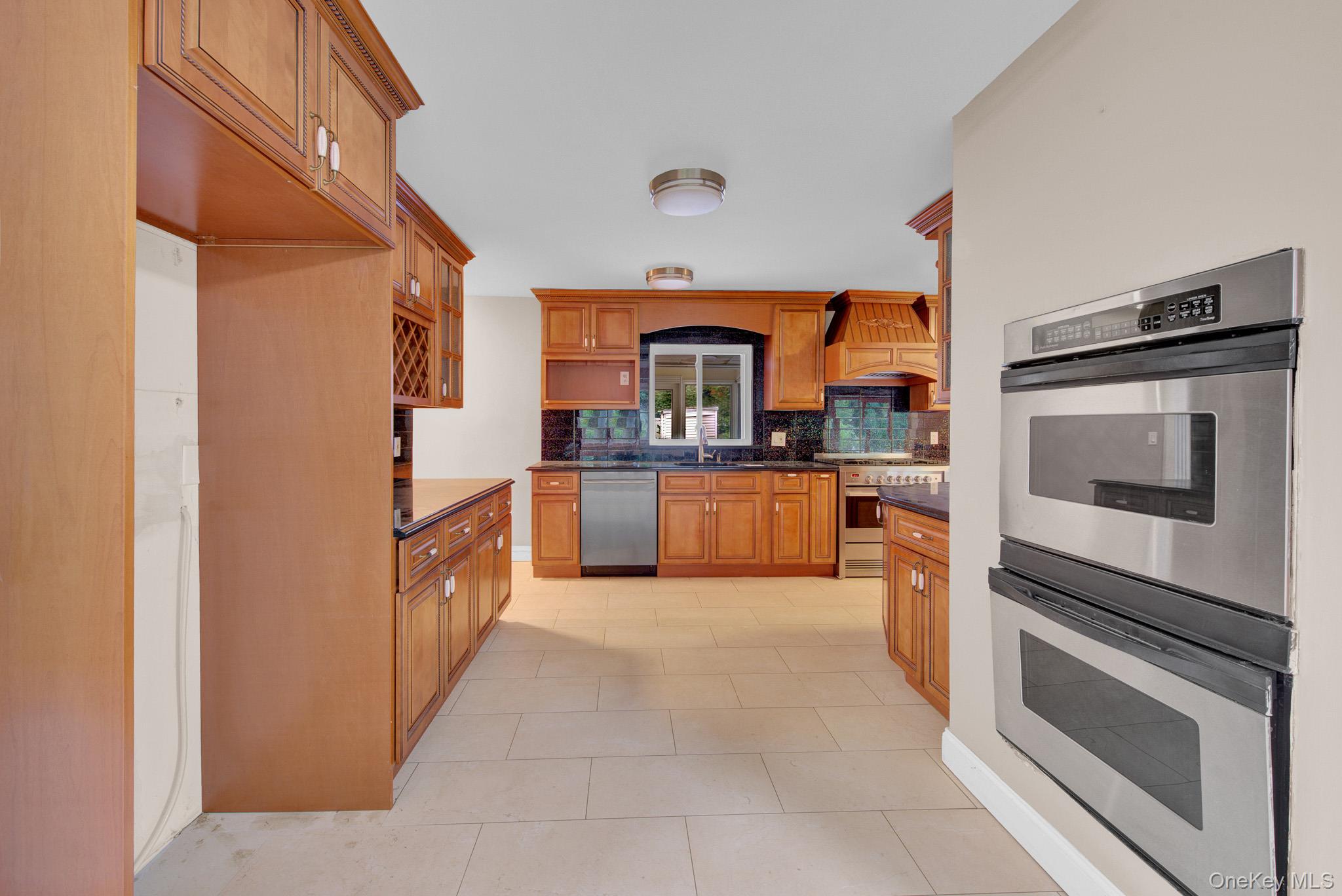 549 Woodbury Road Property Photo 14