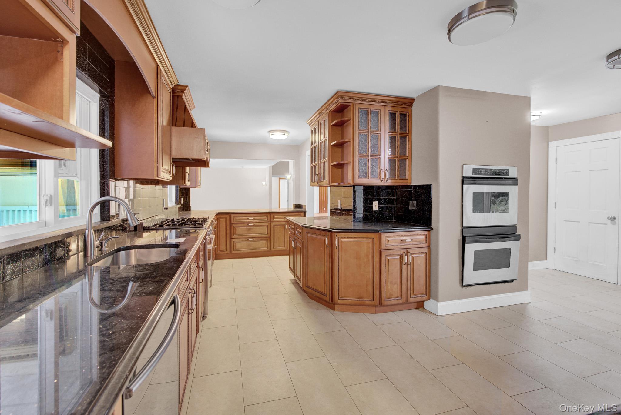 549 Woodbury Road Property Photo 15