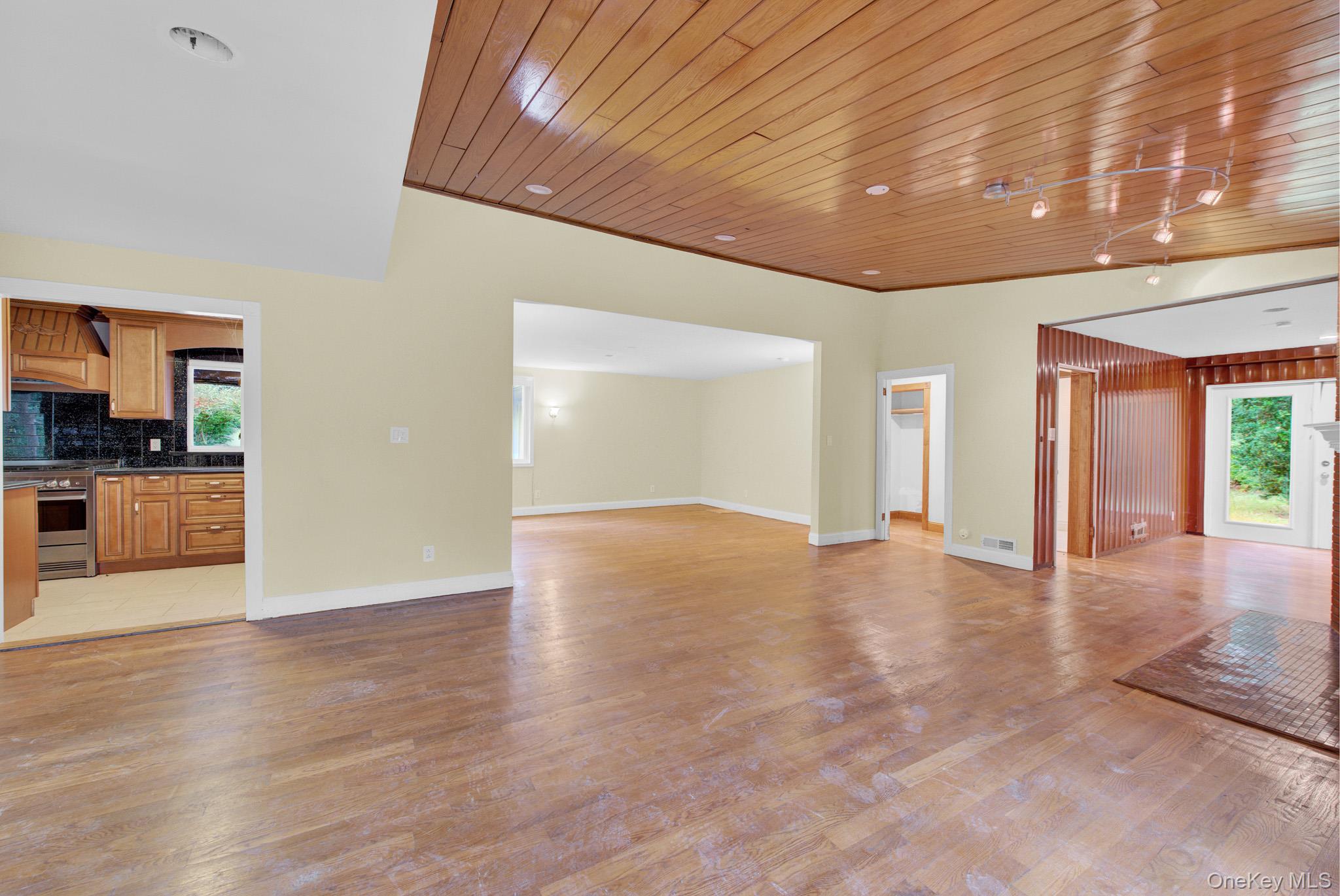 549 Woodbury Road Property Photo 17