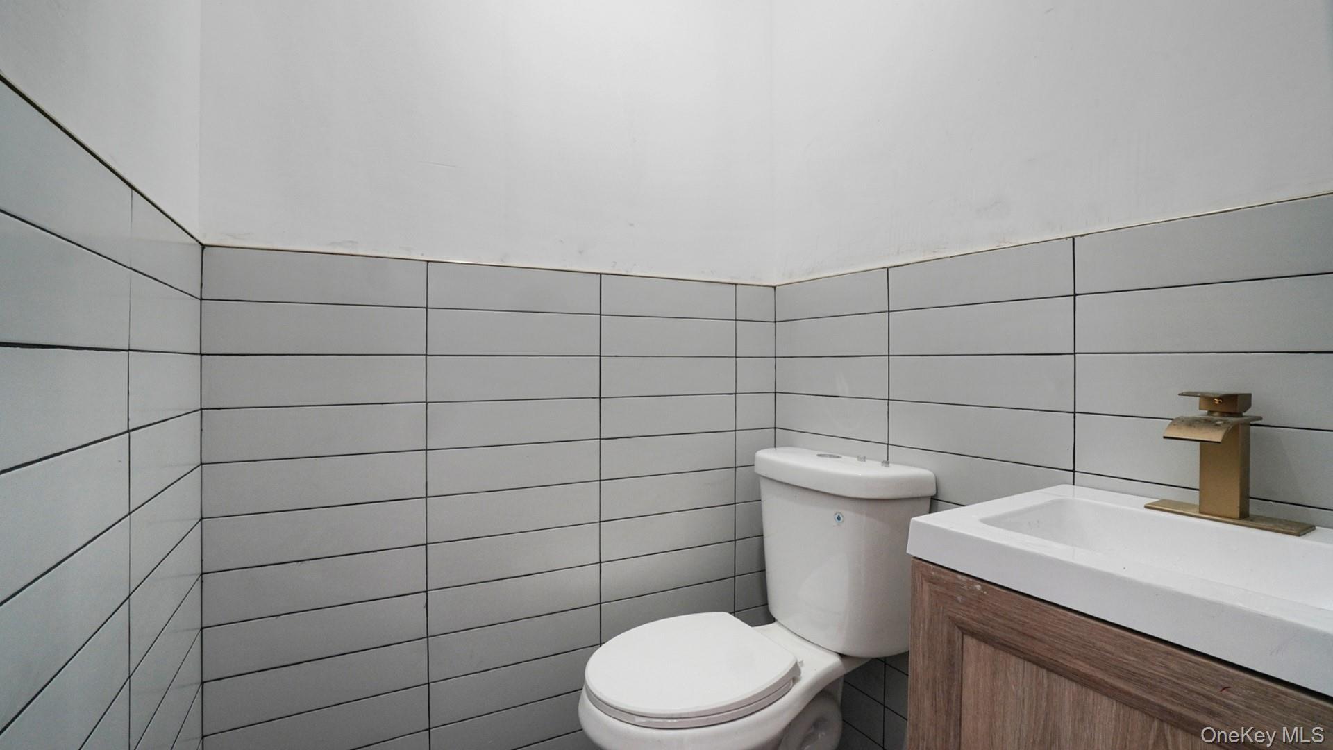 219 E 238th Street Property Photo 19