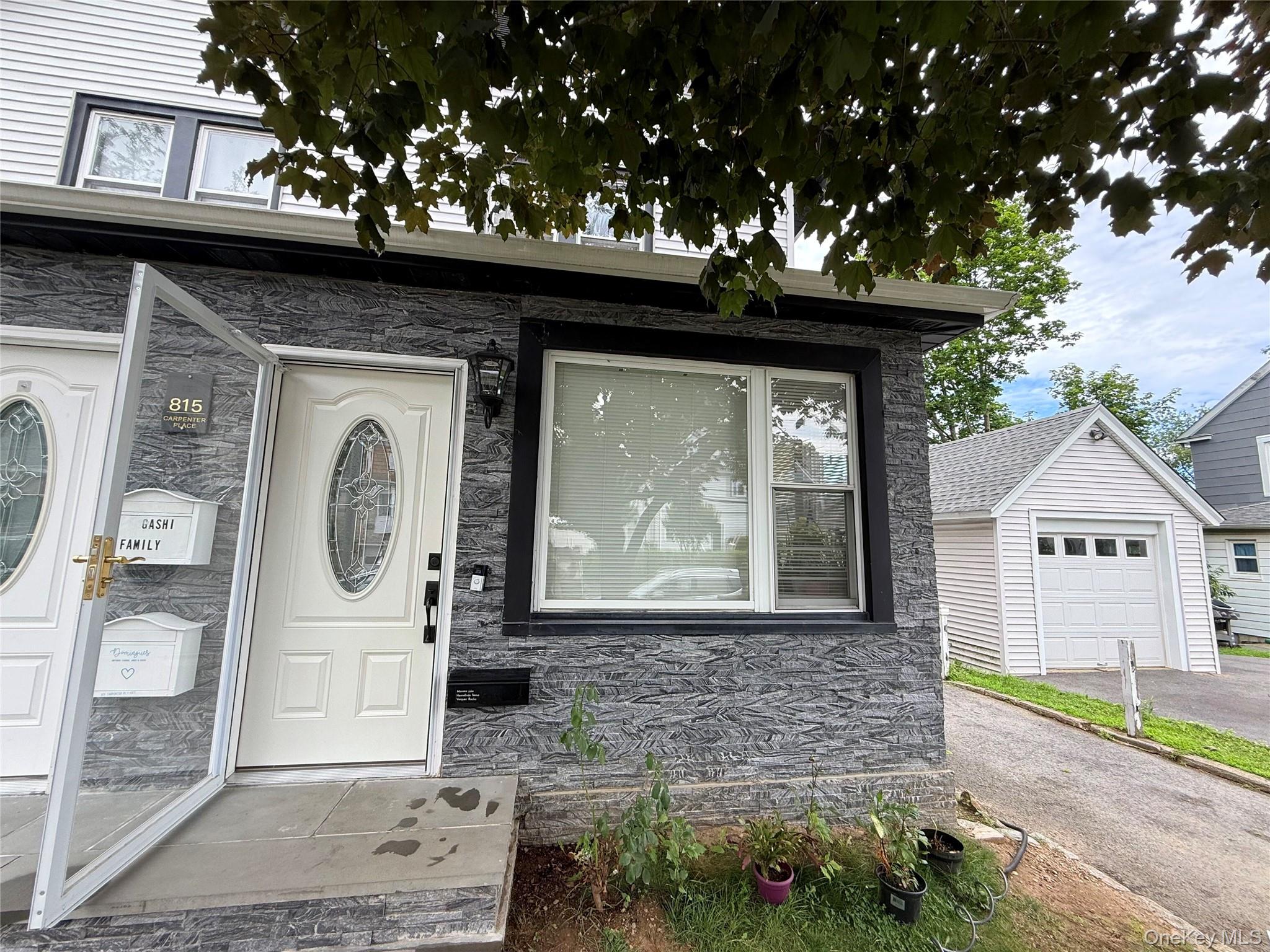 815 Carpenter Place Property Photo 1