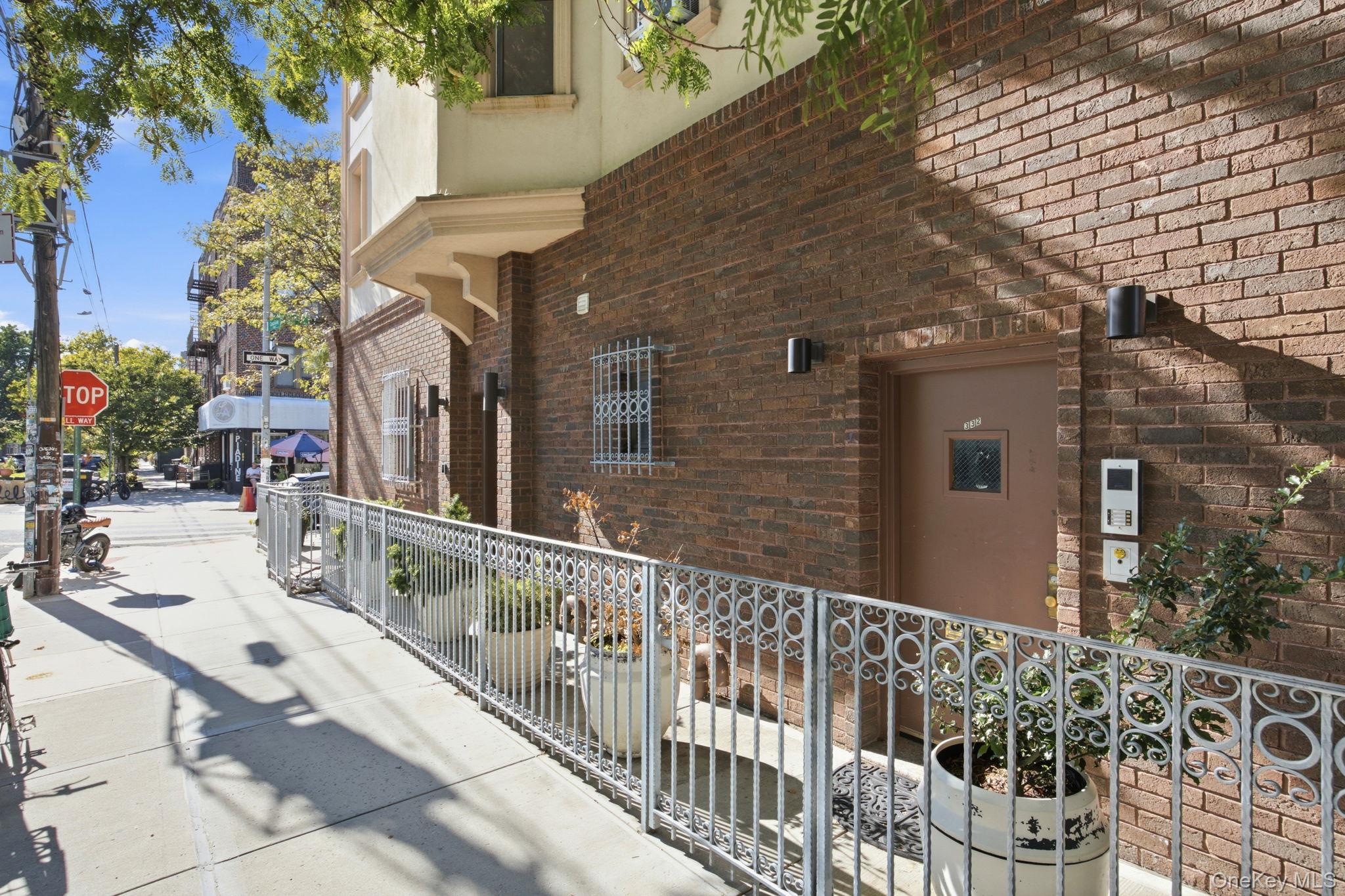 332 Manhattan Avenue Property Photo 3