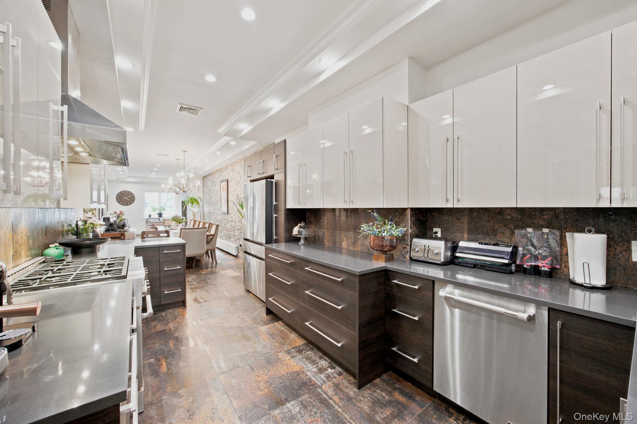 332 Manhattan Avenue Property Photo 6