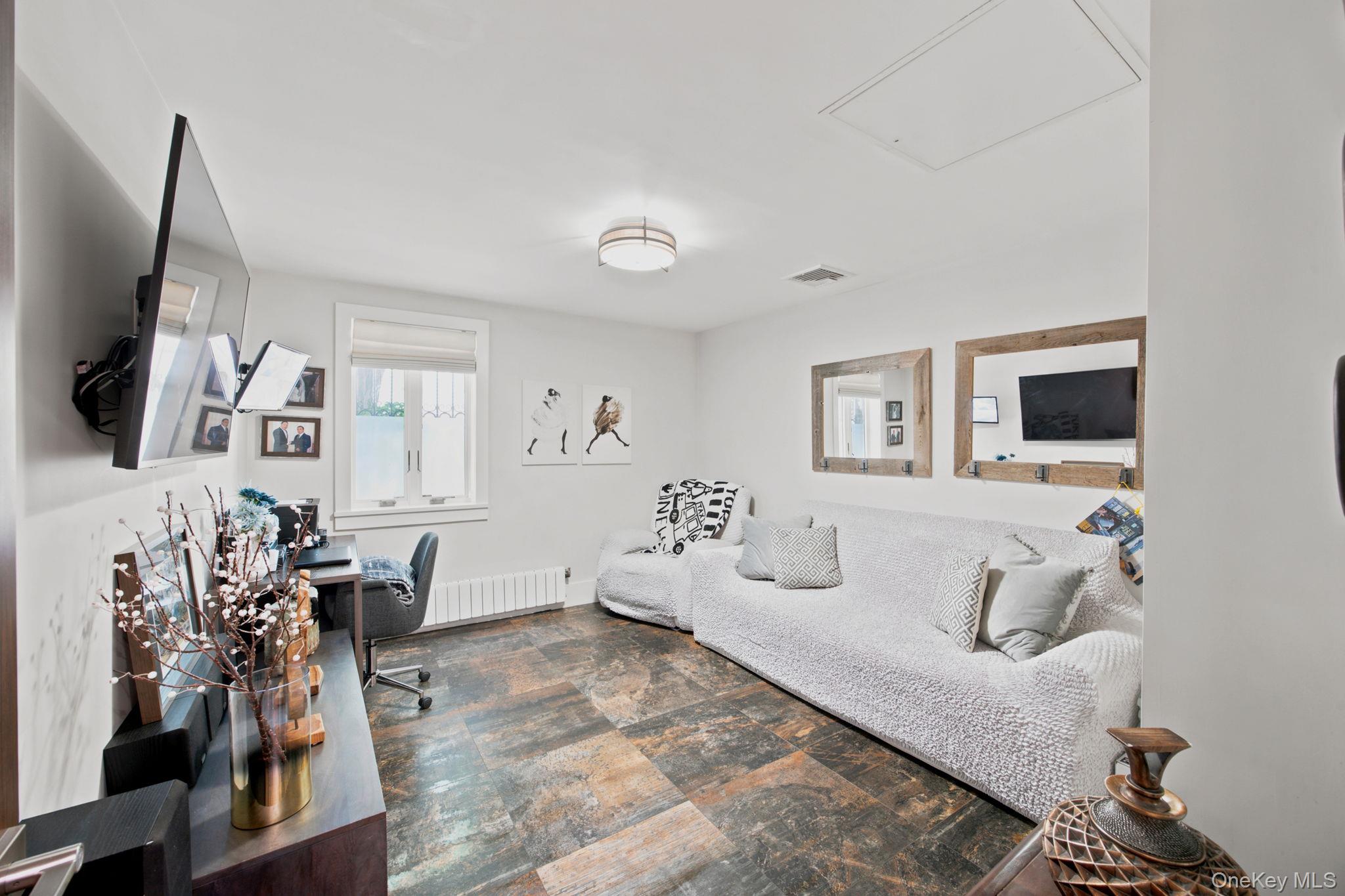 332 Manhattan Avenue Property Photo 10